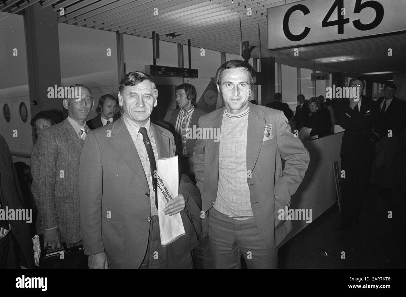 La squadra di calcio polacca arriva a Schiphol, allenatore K. Gorski e Jan Domarski (a destra) Data: 8 ottobre 1973 luogo: Noord-Holland, Schiphol Parole Chiave: Trainer Nome personale: K. Gorski Foto Stock