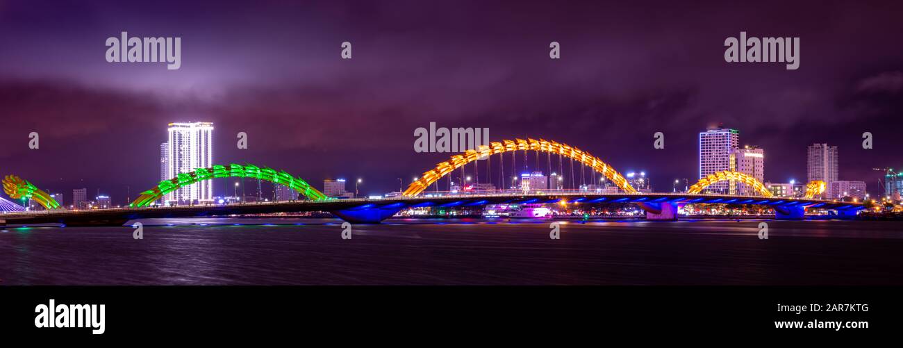 Ponte del drago di notte l'icona della città di da Nang, Vietnam Foto Stock
