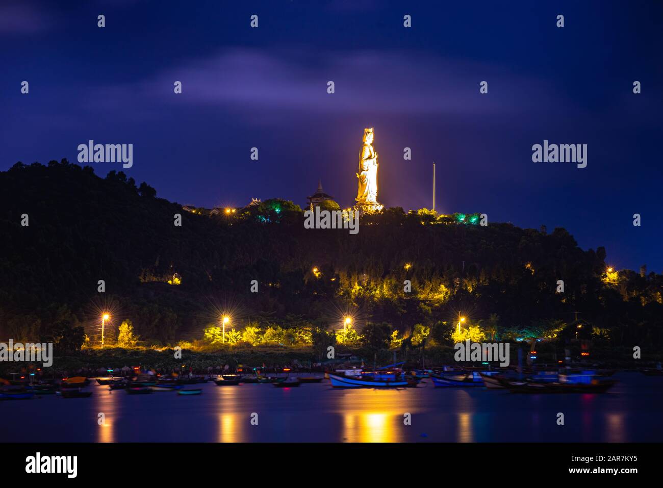 La Signora Buddha sulla penisola di Son tra di notte, come visto dalla spiaggia di My Kha, da Nang Vietnam Foto Stock