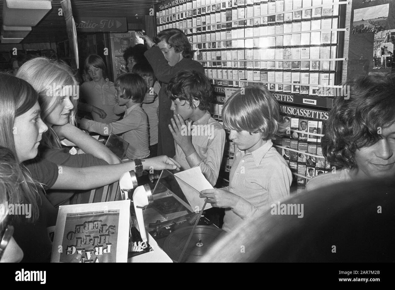 Il gruppo vocale francese Les Poppys firma in archivio di Willy Alberti ad Amsterdam, 10 agosto 1972; Foto Stock