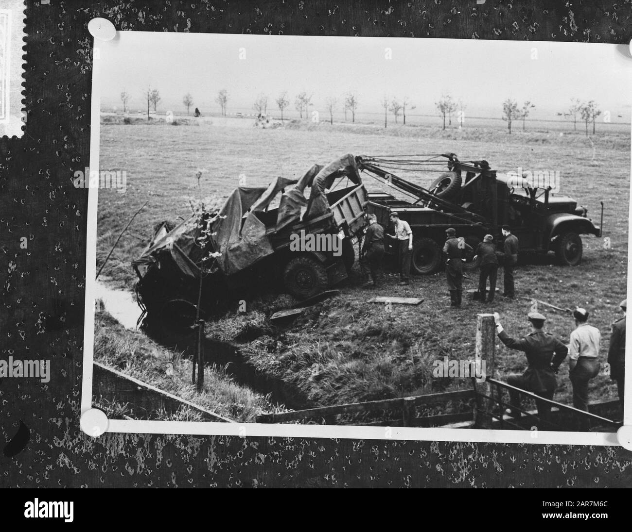 Incidente di automobile militare a Rijnswaterswoud, presumibilmente questo è Rijnsaterwoude Data: 13 maggio 1960 luogo: Rijnswoude Parole Chiave: Incidenti di automobile, MILITARE Foto Stock