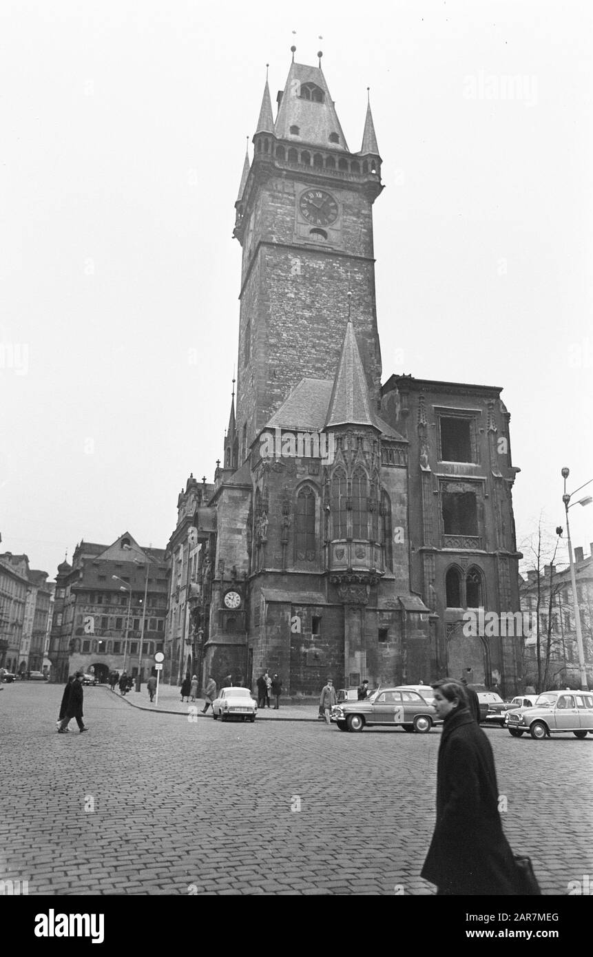 Praga. Città vecchia: La torre medievale del municipio con cappella e a destra i resti della parte neogotica del complesso del municipio distrutto nel 1945 Data: 9 marzo 1967 posizione: Praga, Repubblica Ceca Parole Chiave: Architettura, municipio, gotico, cappelle, neo-gotico, sculture di strada, torri Foto Stock