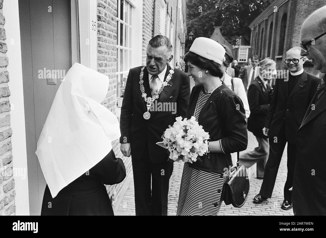 Pr. Margriet partecipa ai festeggiamenti fino al completamento del restauro del Beguinage a Breda; Miscellaneous Data: 3 giugno 1980 Località: Breda Parole Chiave: Restauri Nome personale: Margriet, principessa Nome istituzione: Begijnhof Foto Stock