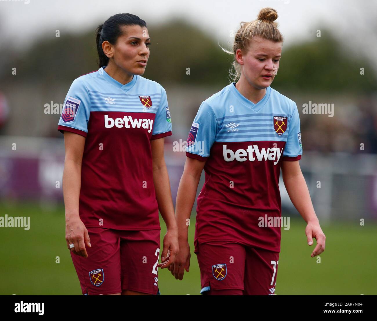 Dagenham, Regno Unito. 01st febbraio 2018. Dagenham, INGHILTERRA - 27 GENNAIO: L-R Kenza Dali of West Ham United e Esmee de Graaf of West Ham United WFC durante la partita della Coppa fa delle donne del quarto round tra le donne unite del West Ham e l'Arsenal Rush Green Stadium il 27 gennaio 2020 a Dagenham, credito England7: Azione Foto Sport/Alamy Live News Foto Stock