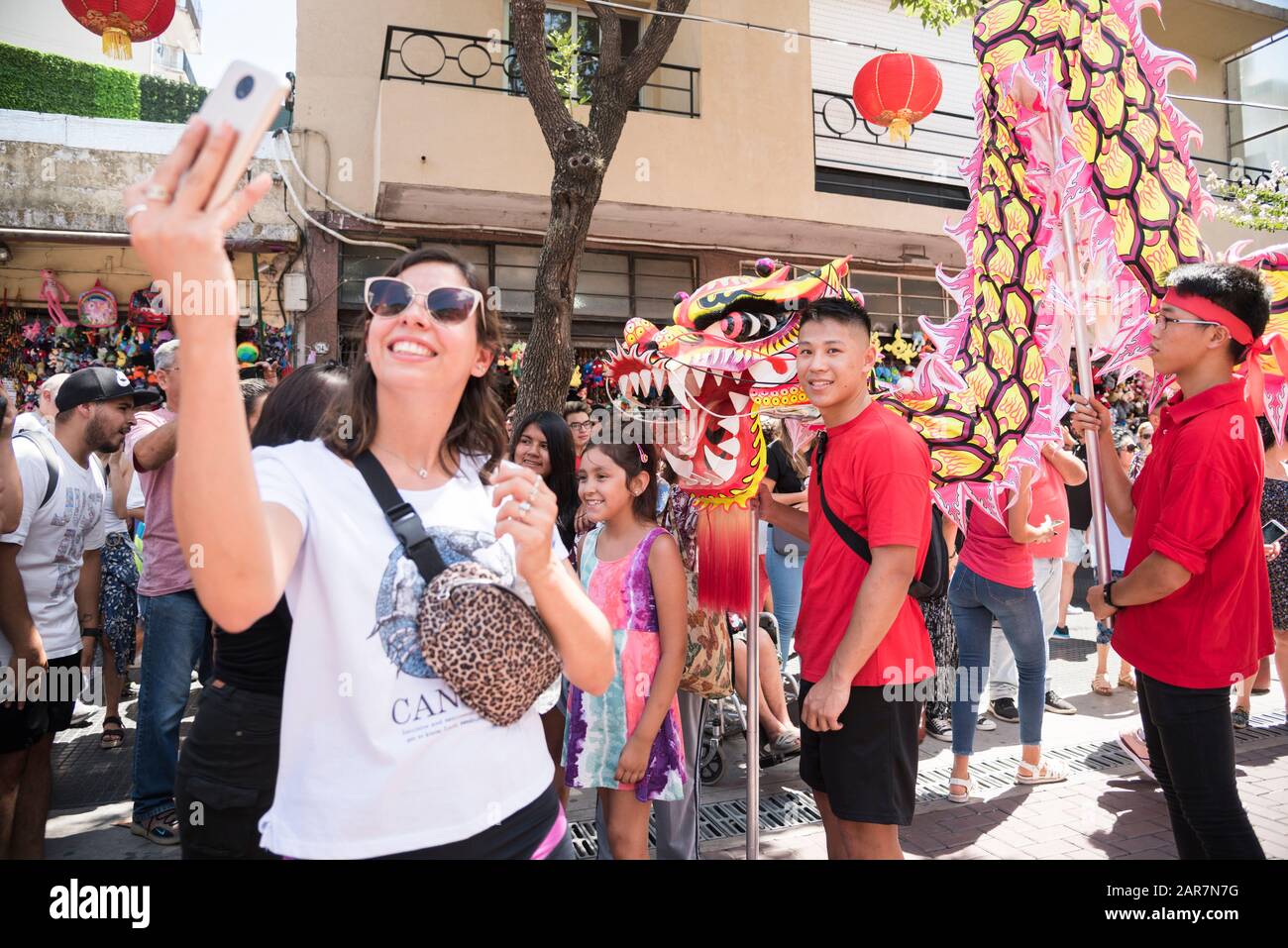 Capitale federale, Buenos Aires / Argentina; 25 gennaio 2020: Ragazza che fa un selfie con un drago cinese colorato dell'associazione civile taiwanese ad Arg Foto Stock