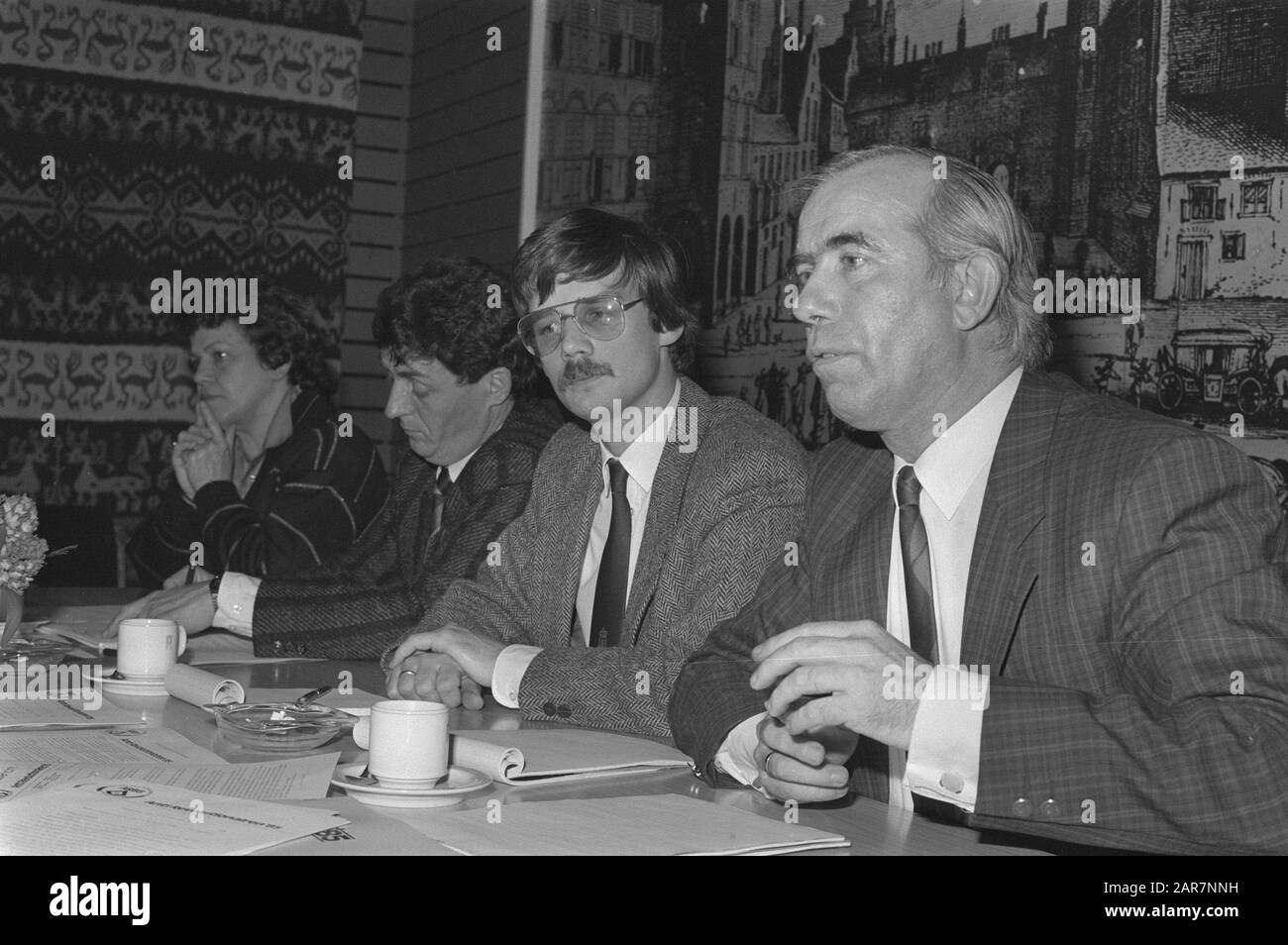 Presentazione del nuovo partito AR'85 all'Aia; v.n.r. Van der Vlist (presidente), Huizinga (consulente) e capo lista Wagenaar Data: 10 aprile 1986 luogo: L'Aia, Zuid-Holland Parole Chiave: Incontri, partiti politici Nome personale: Wagenaar, Aad Foto Stock