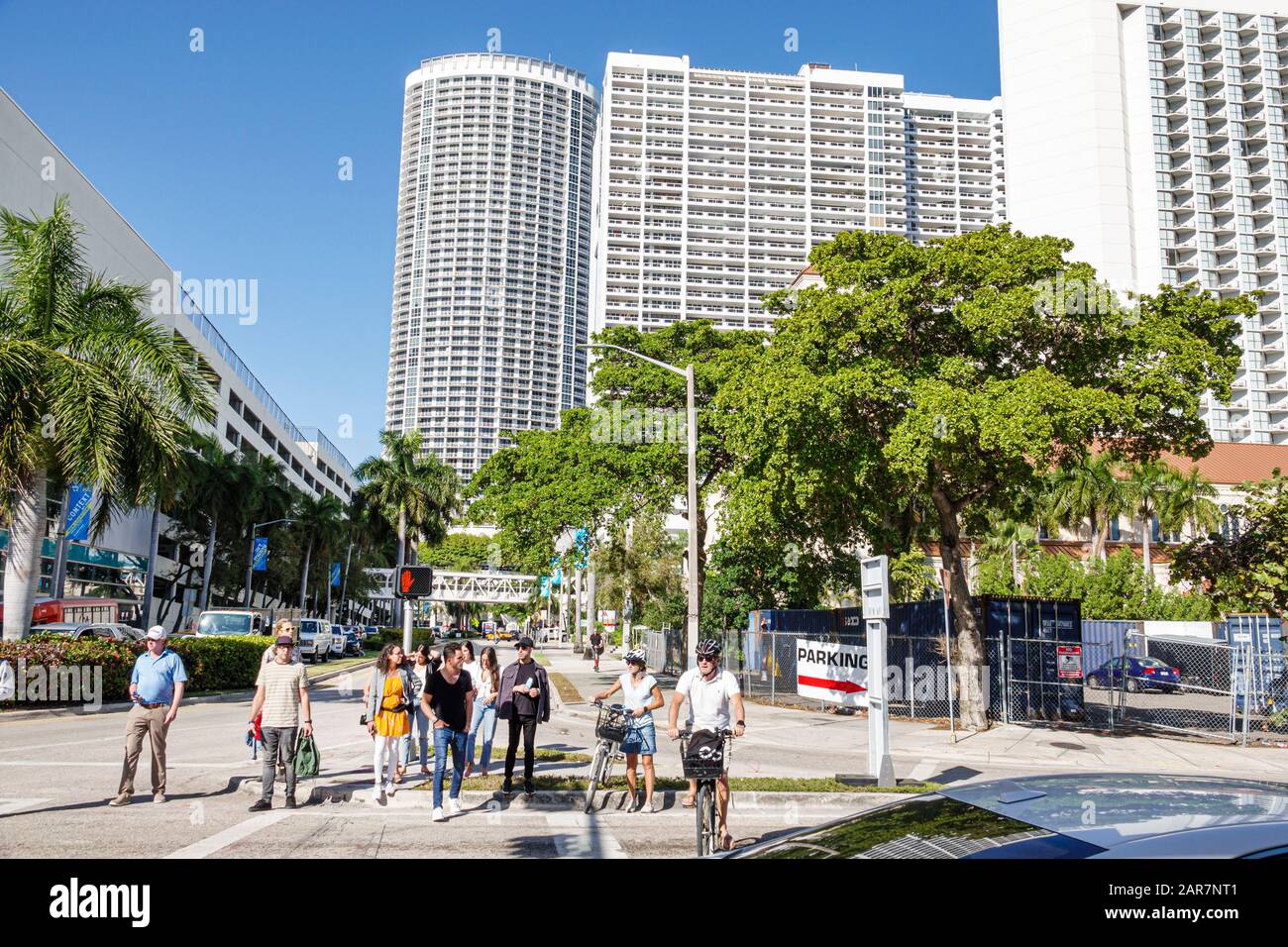 Miami Florida, edifici, skyline della città, edifici residenziali alti, architettura moderna, pedoni, attraversamento di strada, uomo uomini maschio adulto Foto Stock