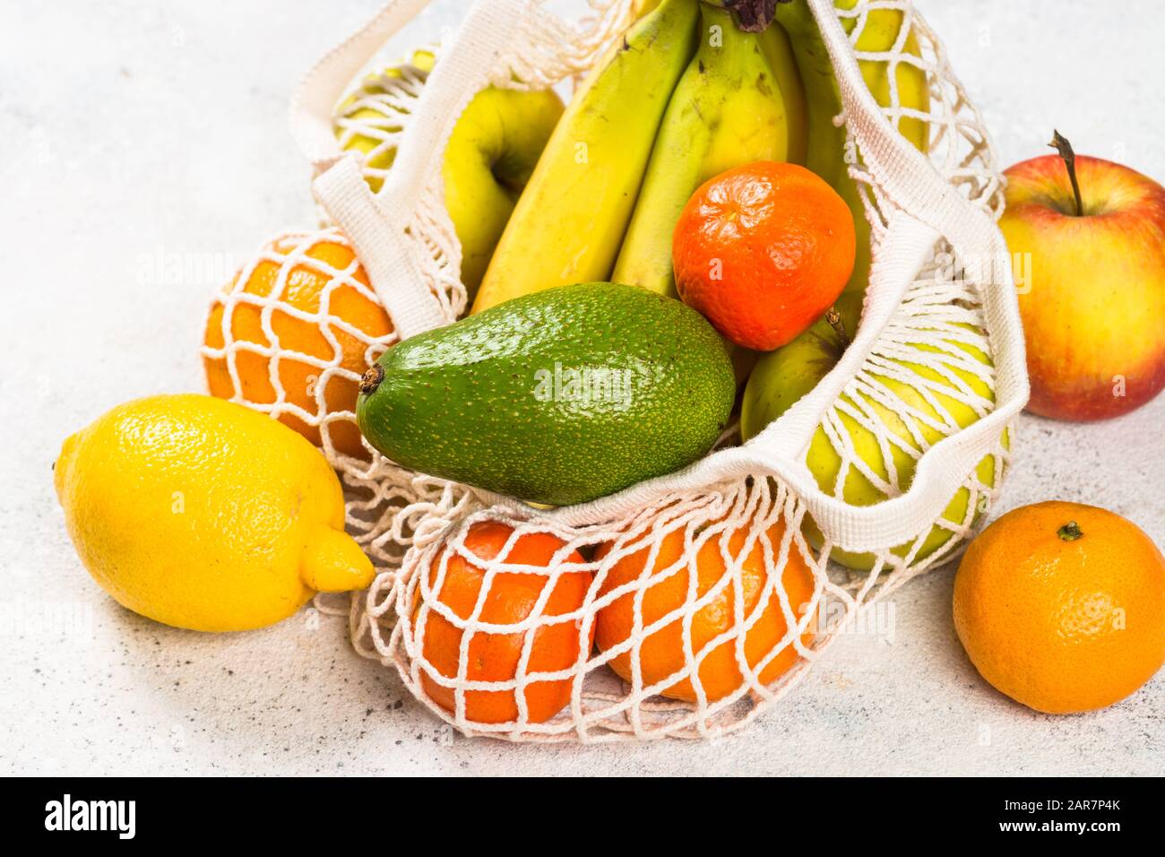 Borsa in mesh con frutta, shopping senza sprechi. Foto Stock
