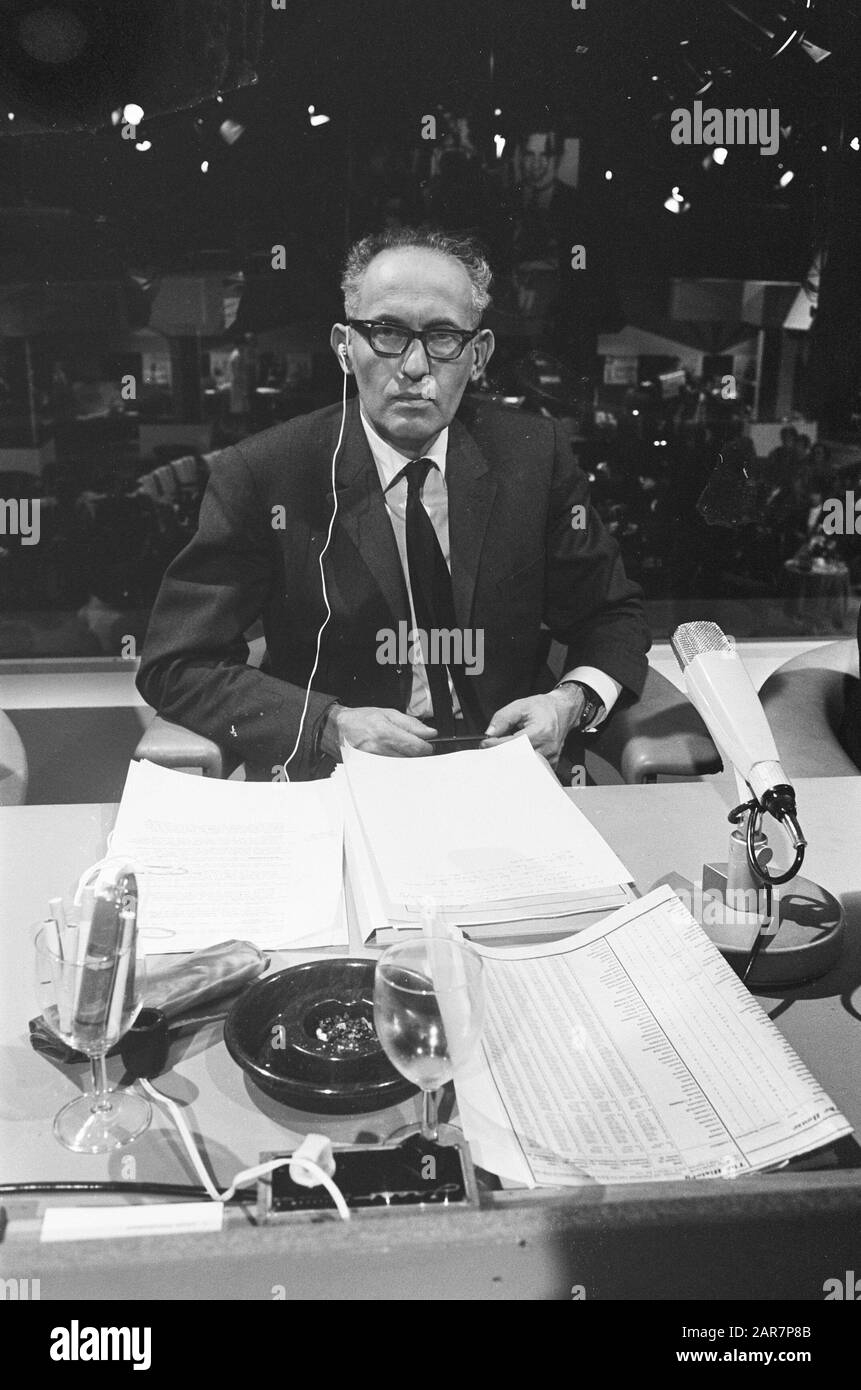 Elezione Presidenziale America. Commentatore Prof. L. de Jong Data: 6 Novembre 1968 Località: America, Hilversum Parole Chiave: Commentatori, presidenti, studi, televisione, elezioni Nome personale: Jong Lou The Institution Nome: Nts Foto Stock