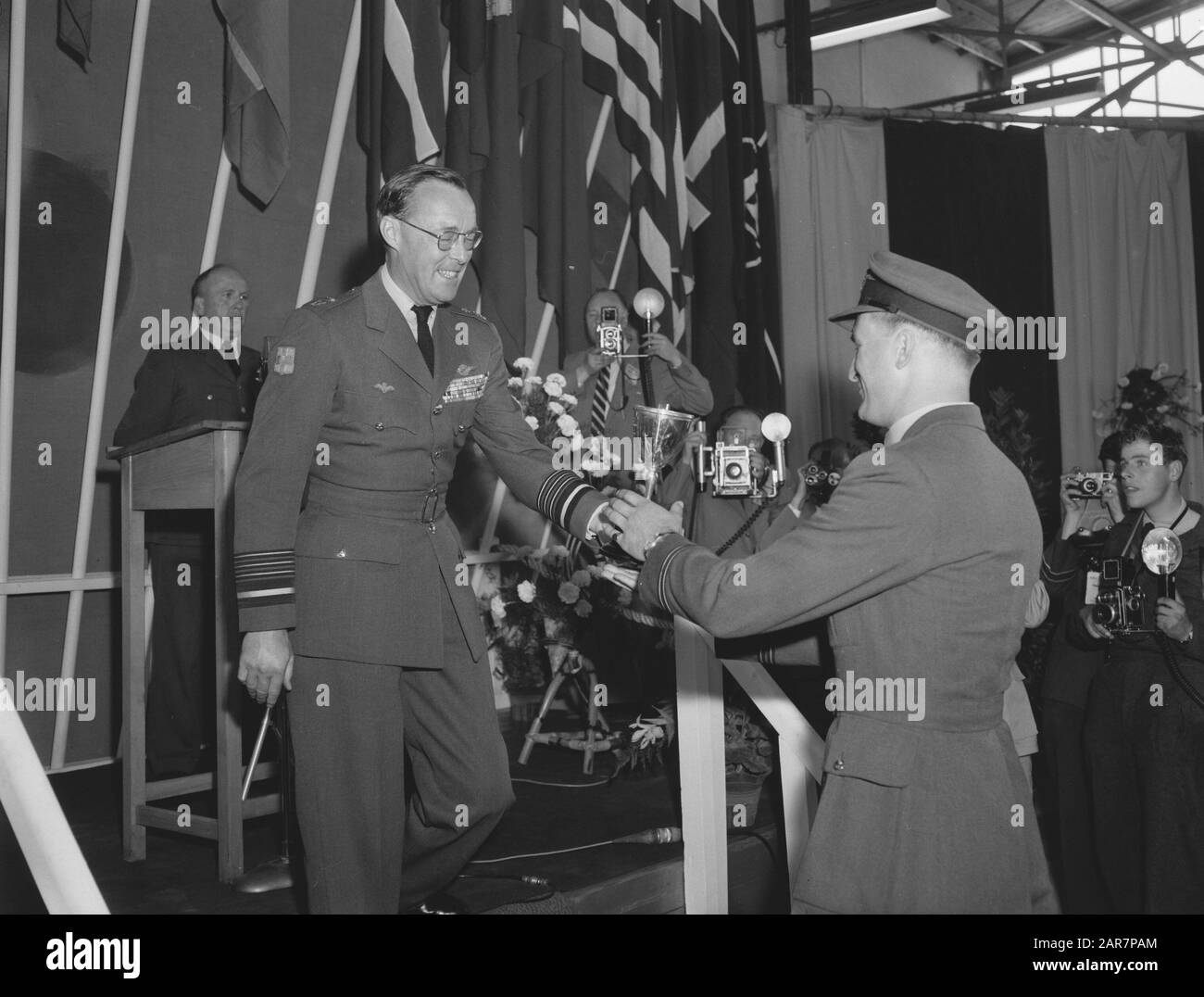 Cerimonia di premiazione del Concorso aereo di Fotografia ed esplorazione nelle Forze aeree alleate in Europa, il Principe Bernhard premia il capitano E.M. Data: 5 Giugno 1959 Foto Stock