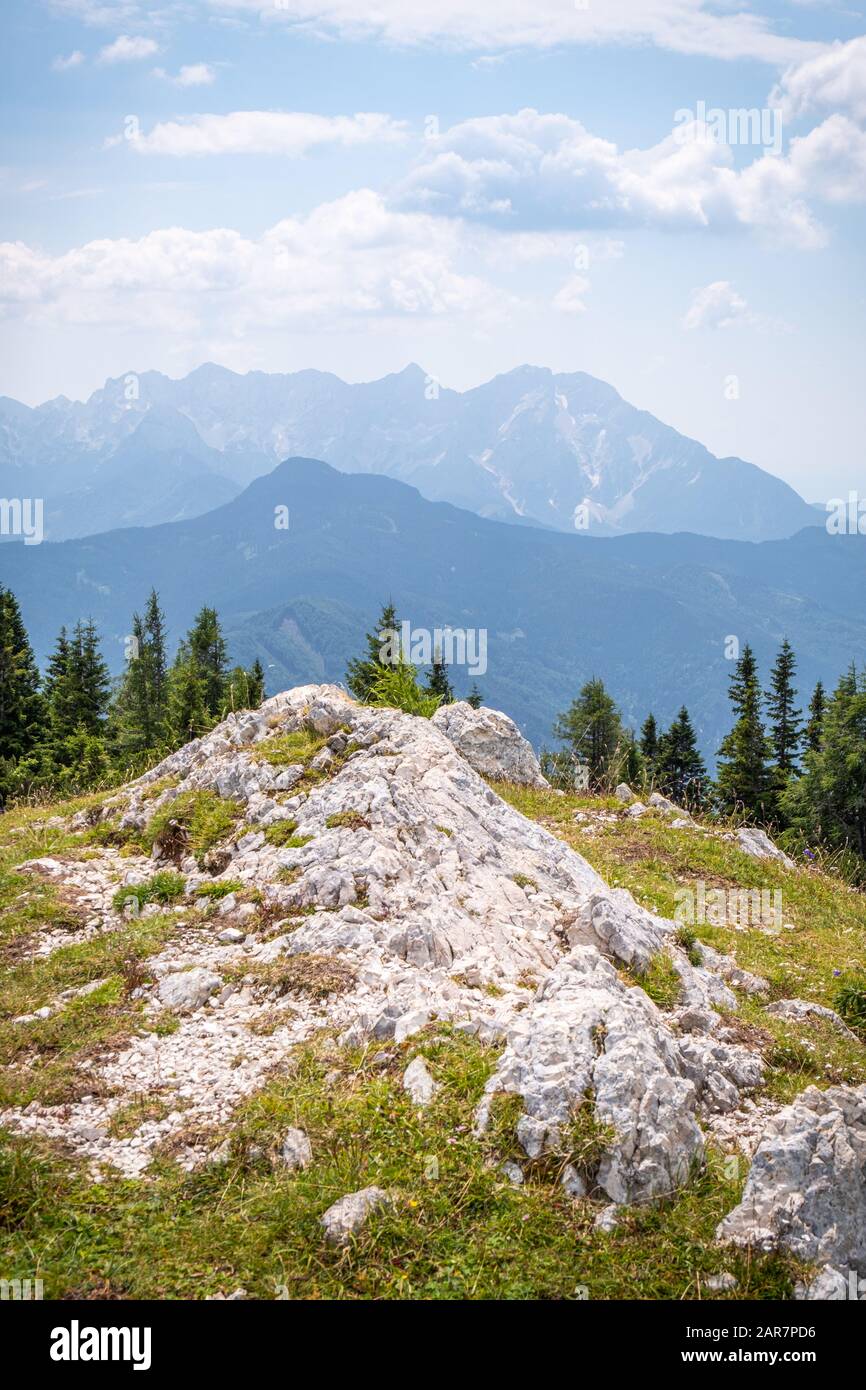 Vista dalla montagna Hochobir in Carinzia, Austria alle Alpi Kamnik-Savinja in Slovenia, in una giornata estiva soleggiata Foto Stock