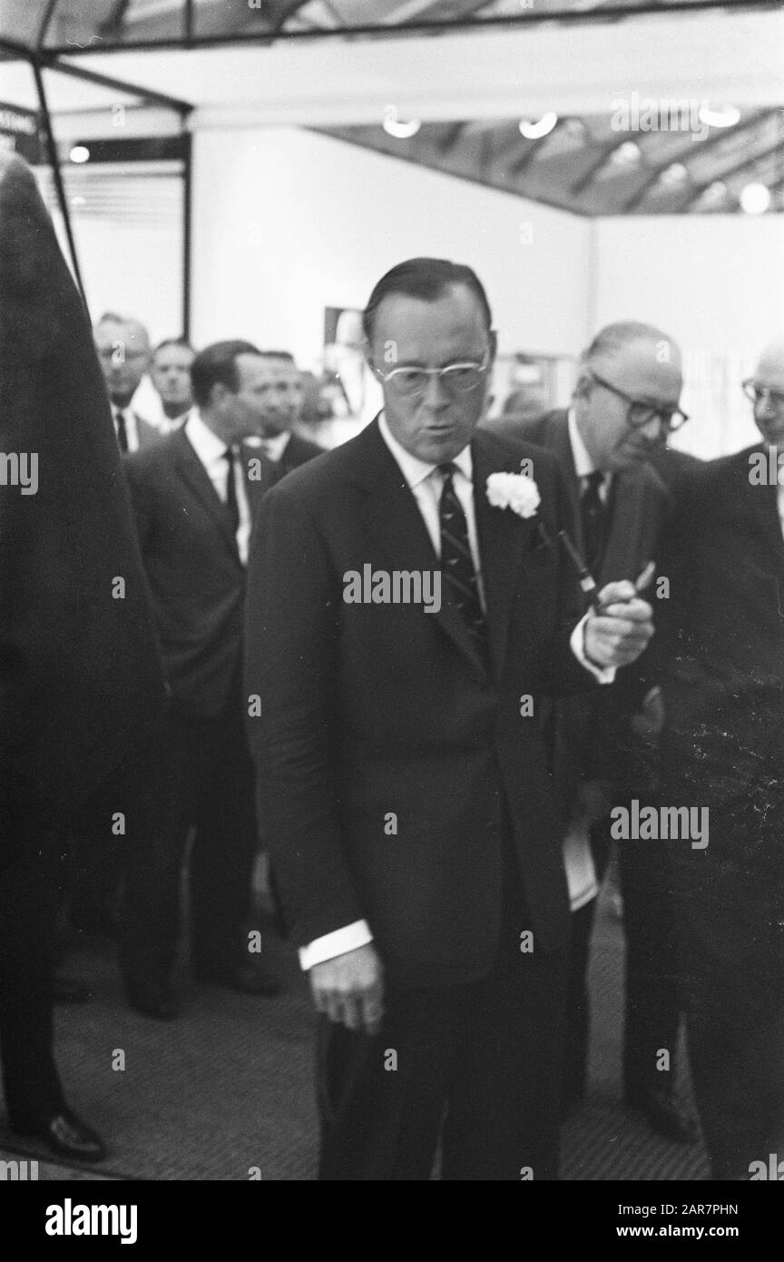 Prince Bernhard ha visitato la fiera della moda maschile nel palazzo RAI Data: 3 settembre 1962 Nome personale: Bernhard, Prince, Men's Fashion Fair Institution name: Rai Foto Stock
