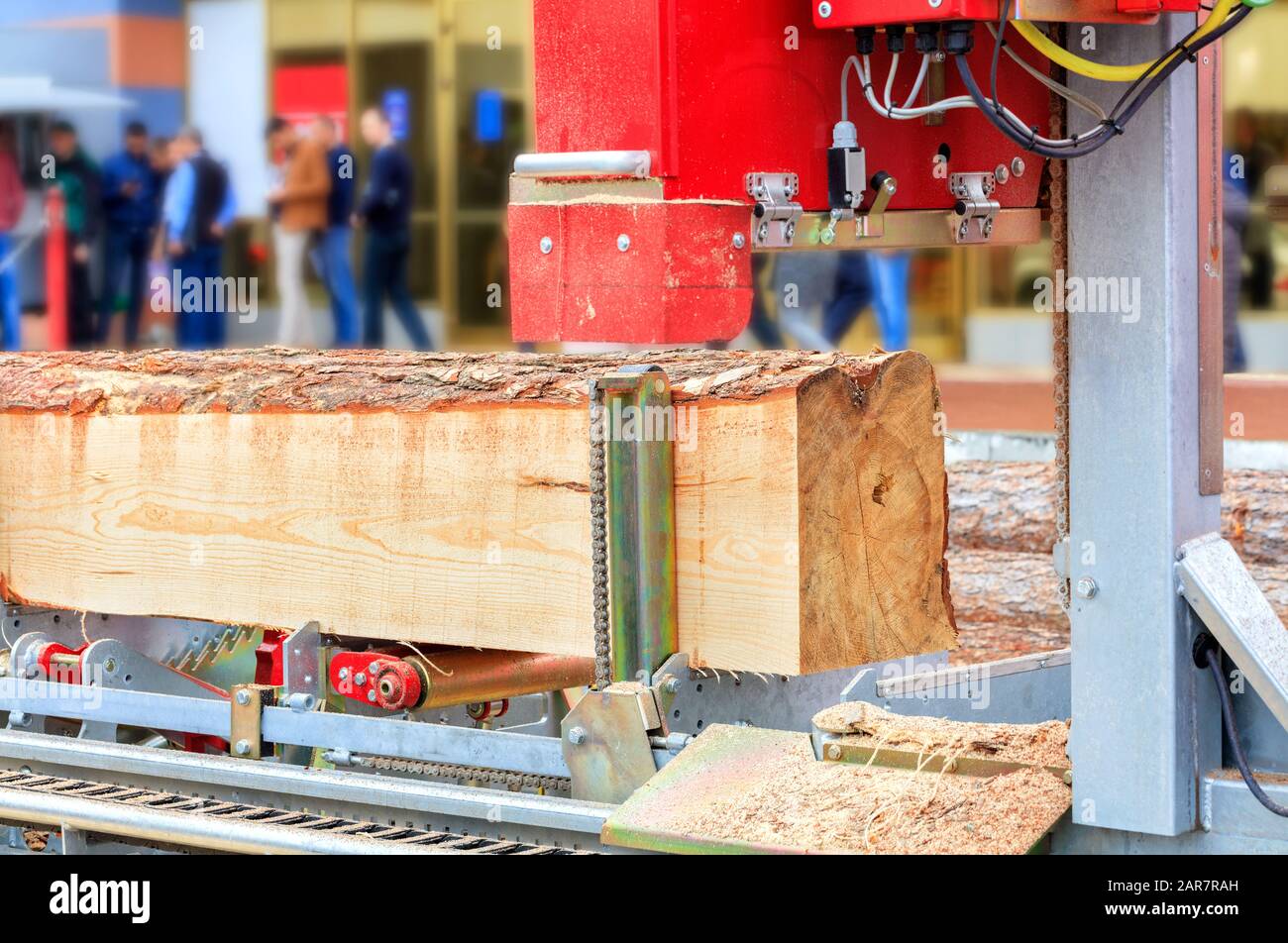 Moderna tecnologia di lavorazione del legno, segheria automatica, primo piano, sfondo in sfocatura. Foto Stock