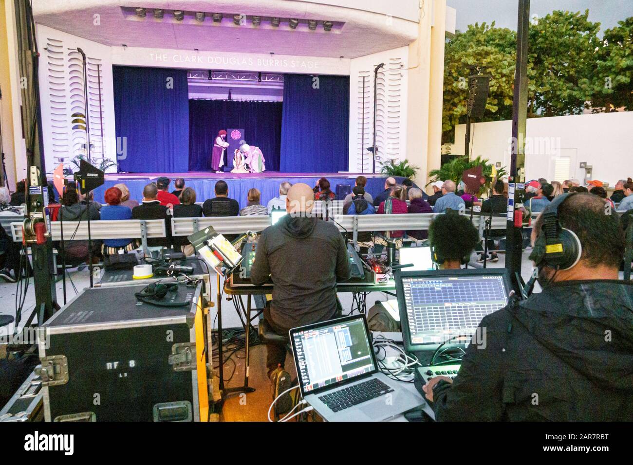 Miami Beach Florida,North Beach Band Shell,Shakespeare Macbeth play attori scena,audio audio illuminazione ingegneri,computer laptop control,FL191231184 Foto Stock