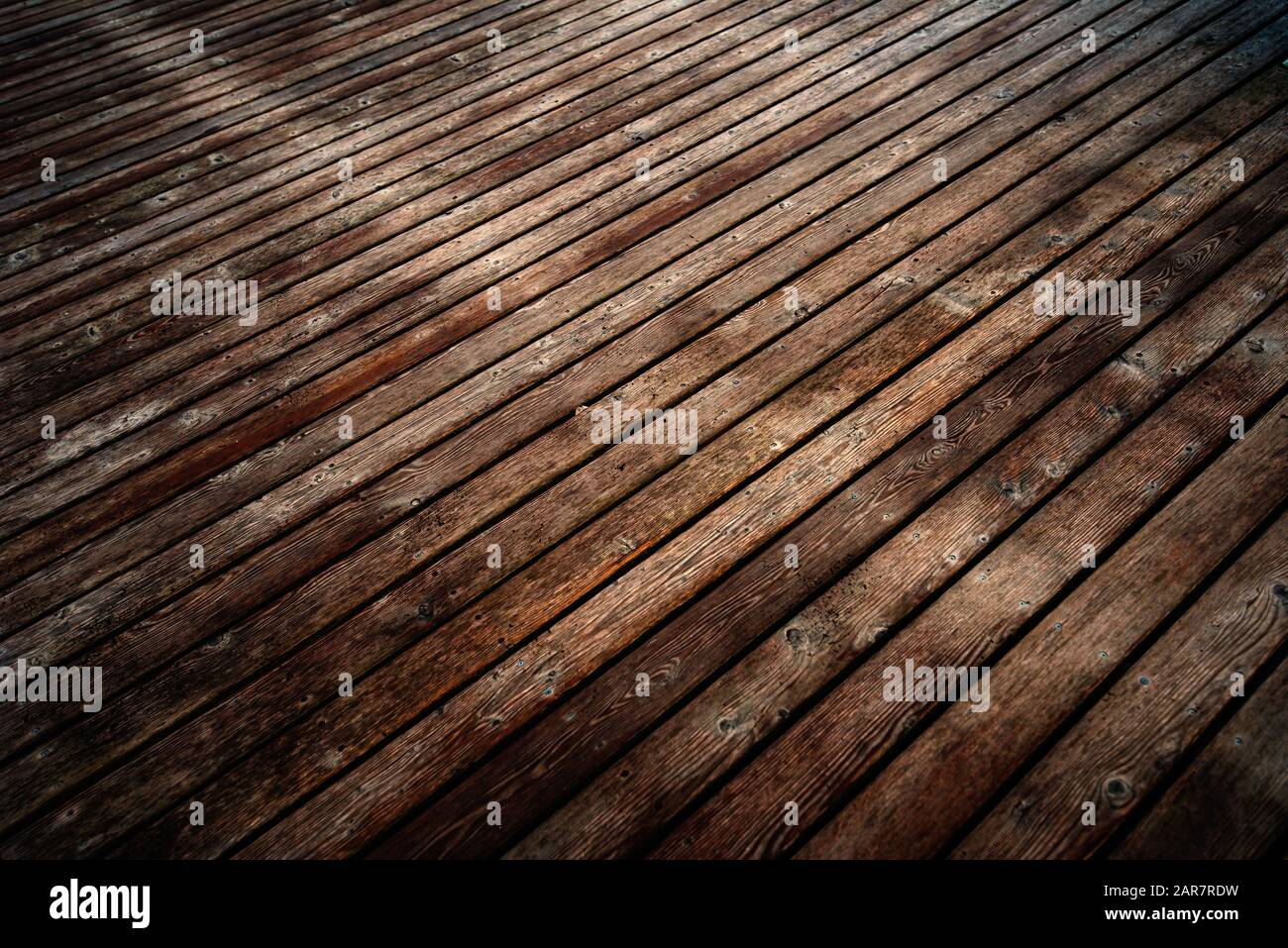 Modello diagonale dell'usura dei rivestimenti in legno per pavimenti come sfondo con il fuoco selettivo Foto Stock