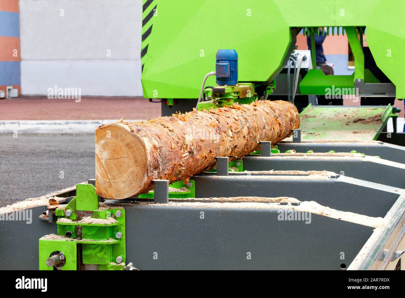 Le tavole di pino sono fatte da grandi tronchi in una moderna segheria automatica. Foto Stock
