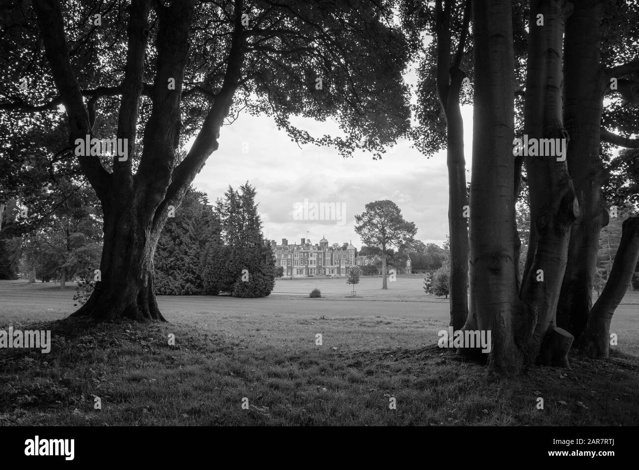 Vista esterna della residenza reale di Sandringham dai giardini in bianco e nero monocromatico Foto Stock