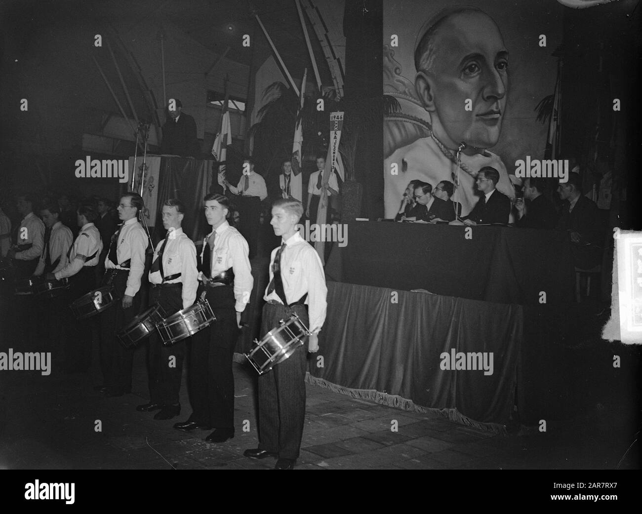 Incontro di protesta dei giovani cattolici alla RAI di Amsterdam dopo il processo del Cardinale Mindszenty in Ungheria. Tamburi dei Kajotters. Jan Derks del quotidiano De Tijd Datatum: 20 febbraio 1949 luogo: Amsterdam Parole Chiave: Gruppi d'azione, dimostrazioni, cattolicesimo Foto Stock