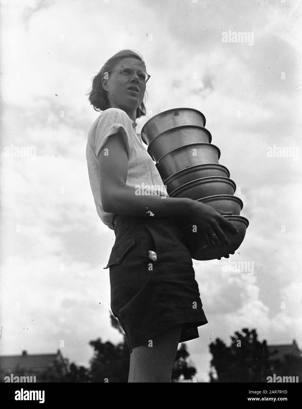 Dog Pension Duivendrecht Annotation: Woman with Feeders Date: May 22, 1949 Location: Duivendrecht Keywords: PET boarding Foto Stock