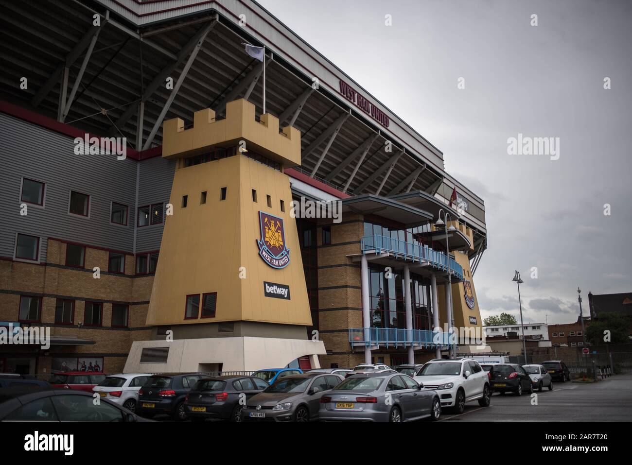 Vista esterna delle torri Del Boleyn Ground, Upton Park, West Ham United Football Club prima della sua demolizione in un giorno nuvoloso - Maggio 2016 Foto Stock