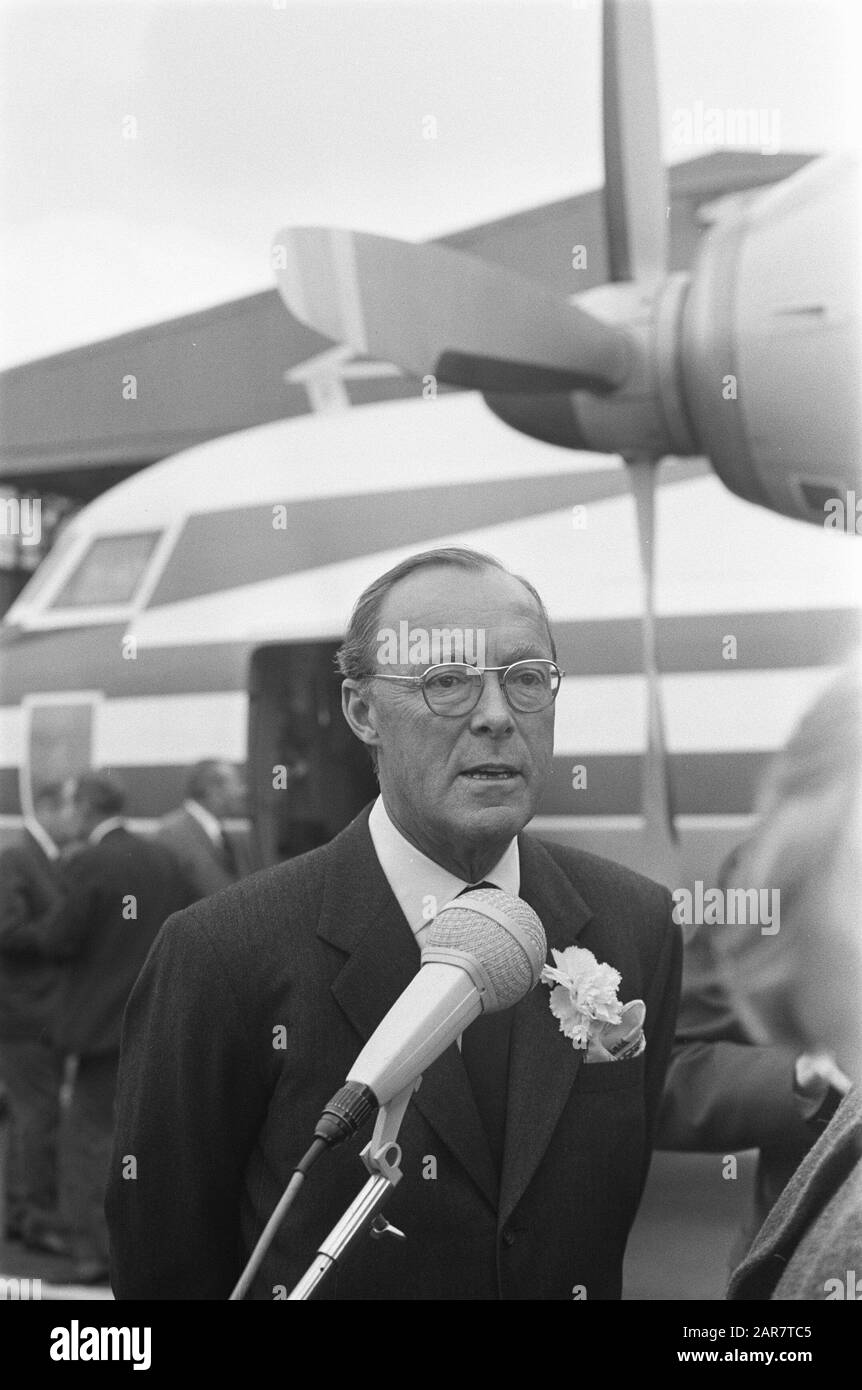 Prins Bernhard arriva a Soesterberg dopo un viaggio all'Estremo Oriente il principe Bernhard si alza giornalisti Data: 11 aprile 1970 luogo: Soesterberg, Utrecht Parole Chiave: Jounalists, viaggio Nome personale: Bernhard, Prince Foto Stock