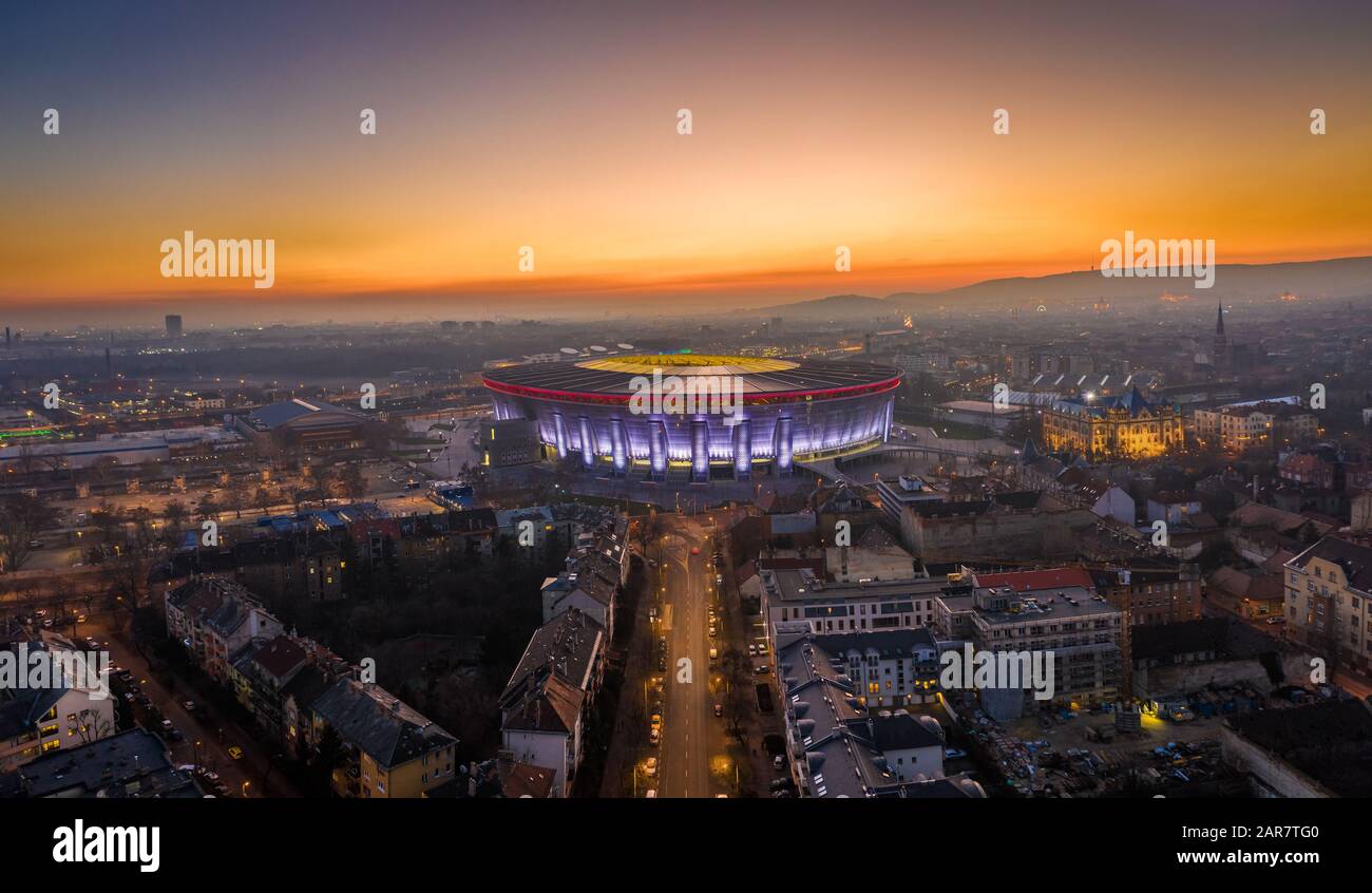 Budapest, Ungheria - scatto panoramico aereo ad alta risoluzione di Budapest al tramonto con un bel tramonto dorato. Questa vista include la nuova albumina Foto Stock