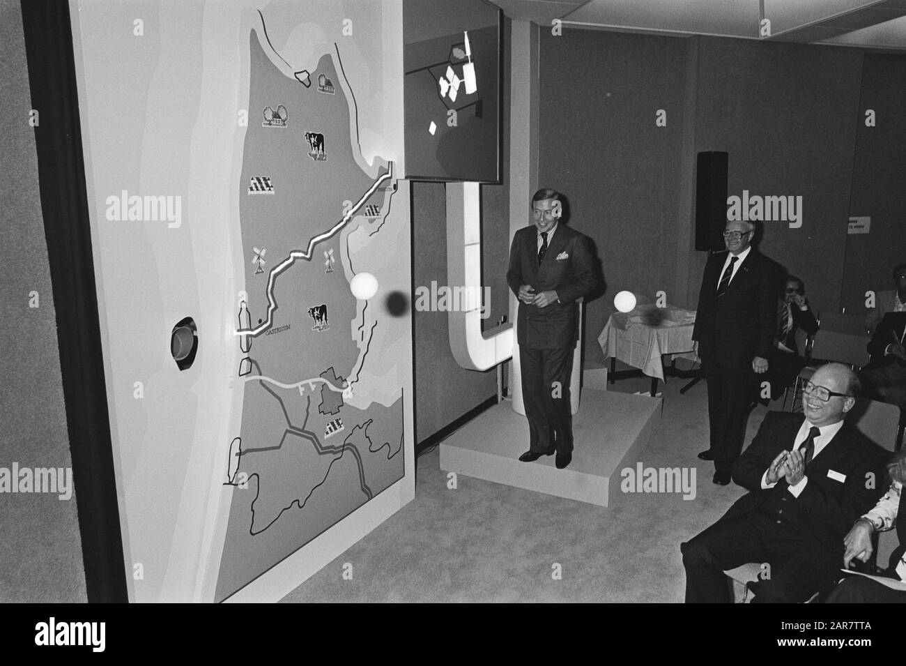 Terzo sistema di produzione e trasporto di acqua superficiale prepurificata del N.V. Watertransportmaatschappij Rijn Kennemerland (WRK-III) ad Andijk ha ufficialmente messo in uso il Principe Claus in una mappa della provincia di Noord-Holland durante la cerimonia Data: 25 settembre 1981 Località: Andijk, Kennemerland Parole Chiave: Trattamento acque piante Nome personale: Claus, Prince Foto Stock