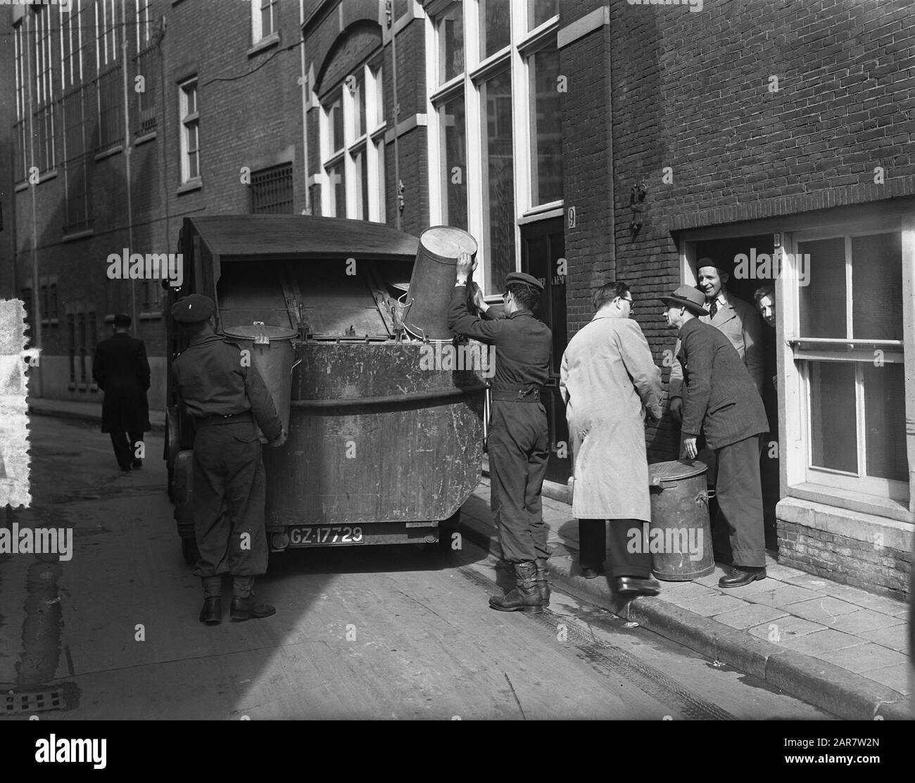 Impressionante pulizia della città Amsterdam, soldati fare il servizio Data: 4 aprile 1955 posizione: Amsterdam, Noord-Holland Parole Chiave: Soldati, Scioperi, pulizia della città Foto Stock