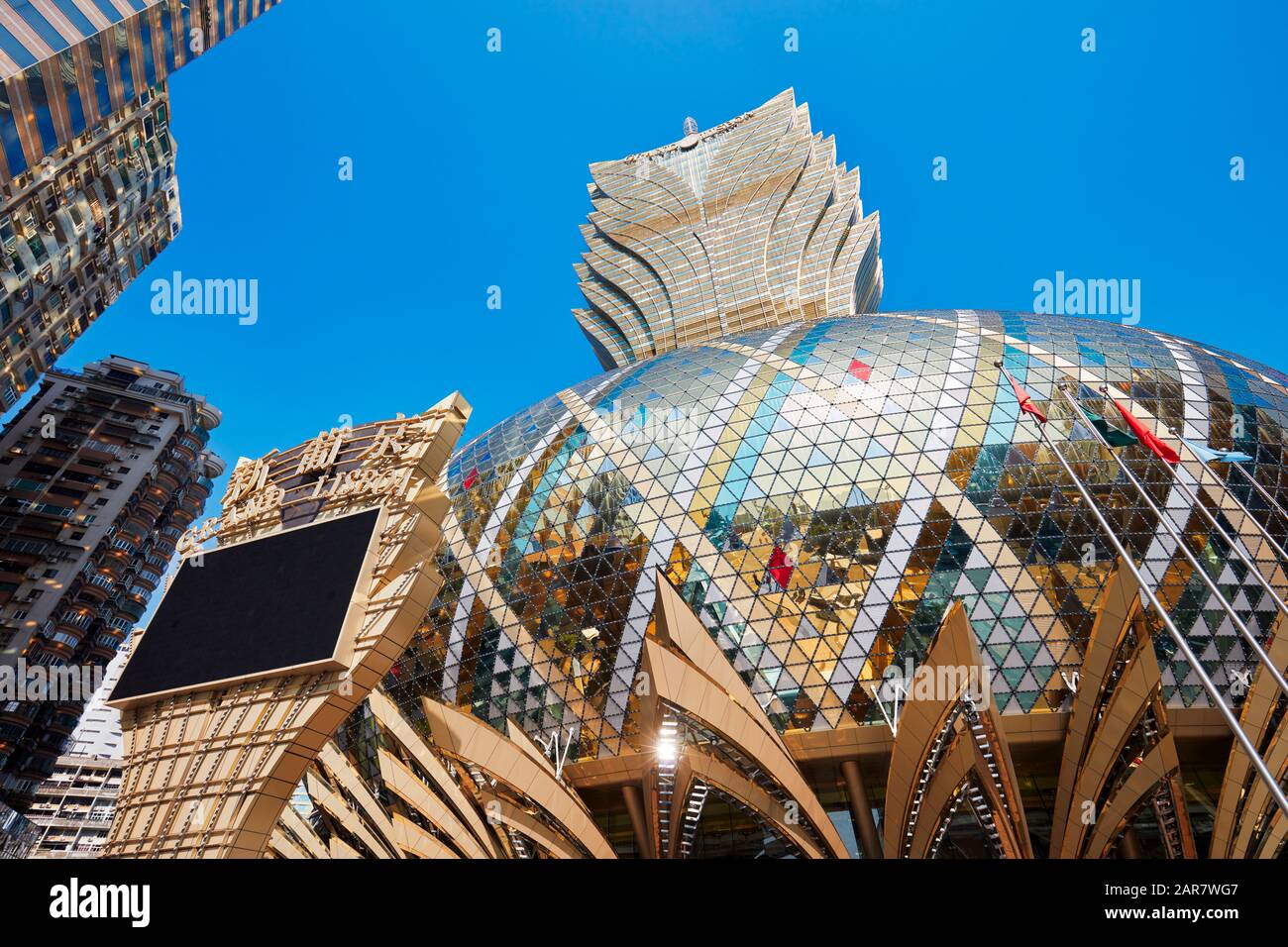 La cupola dorata e splendente dell'Hotel Grand Lisboa. Macao, Cina. Foto Stock