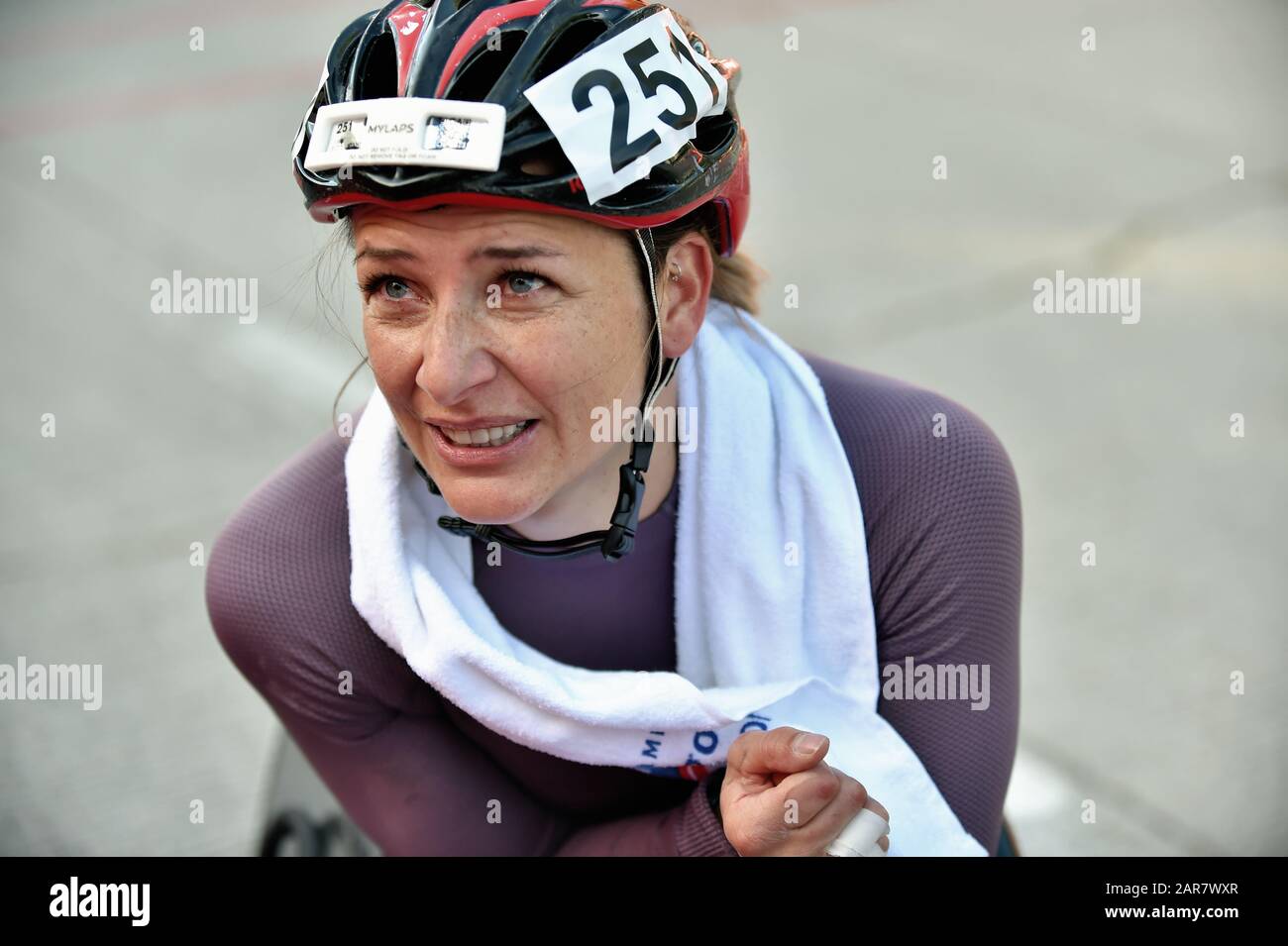 Chicago, Illinois, Stati Uniti. L'atleta di sedia a rotelle Manuela Schaer appena oltre la linea di arrivo dopo aver vinto la sua classificazione alla Maratona di Chicago 2019. Foto Stock