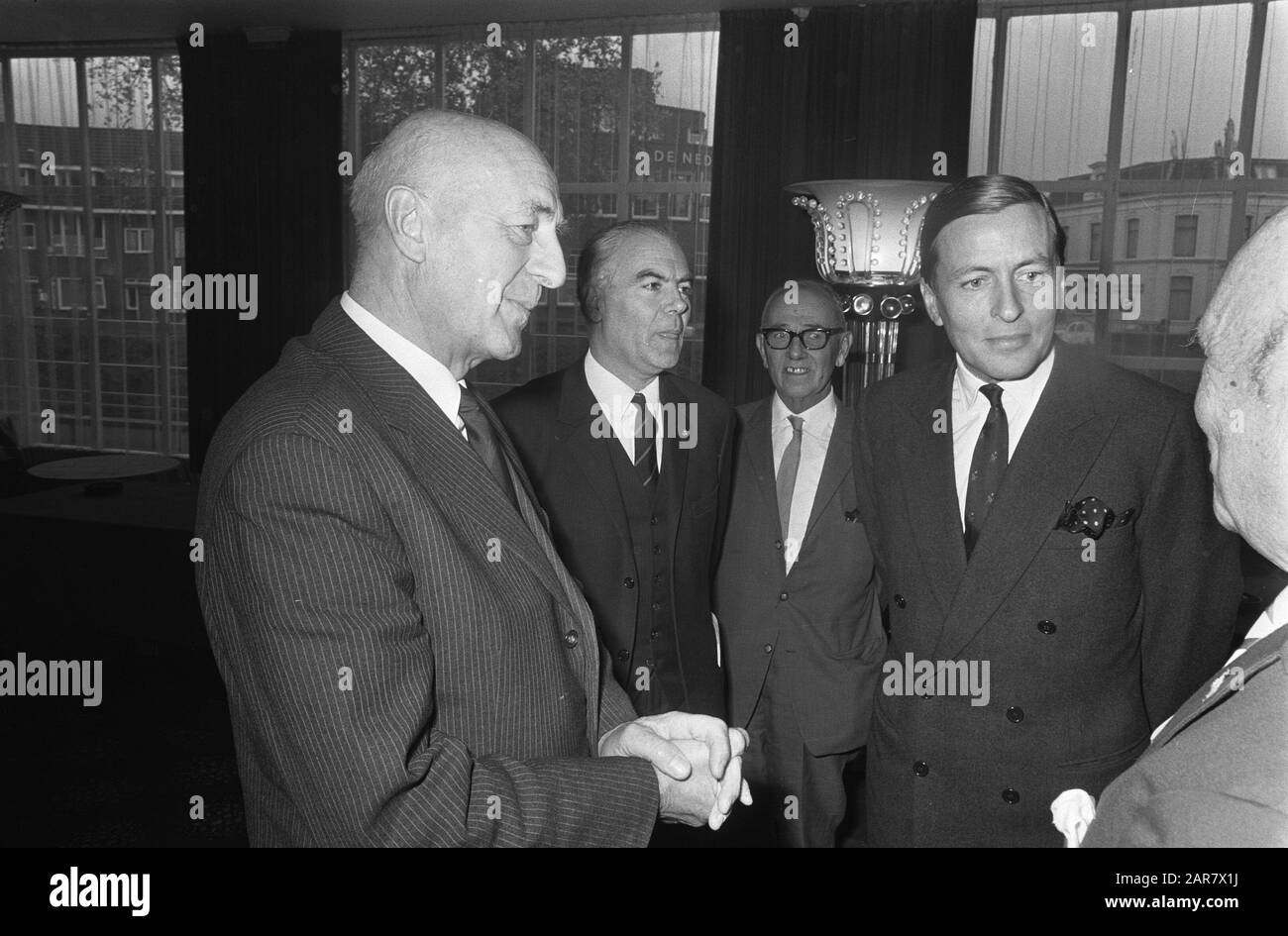 Prince Claus partecipa alla riunione plenaria del comitato di contatto per la protezione della natura e del paesaggio di Utrecht. Dr. S. L. Mansholt, J.D. Backer Data: 8 Novembre 1969 Località: Utrecht Parole Chiave: Meetings Nome personale: Claus, Prince, Dr. S. L. Mansholt, J.D. Backer Foto Stock