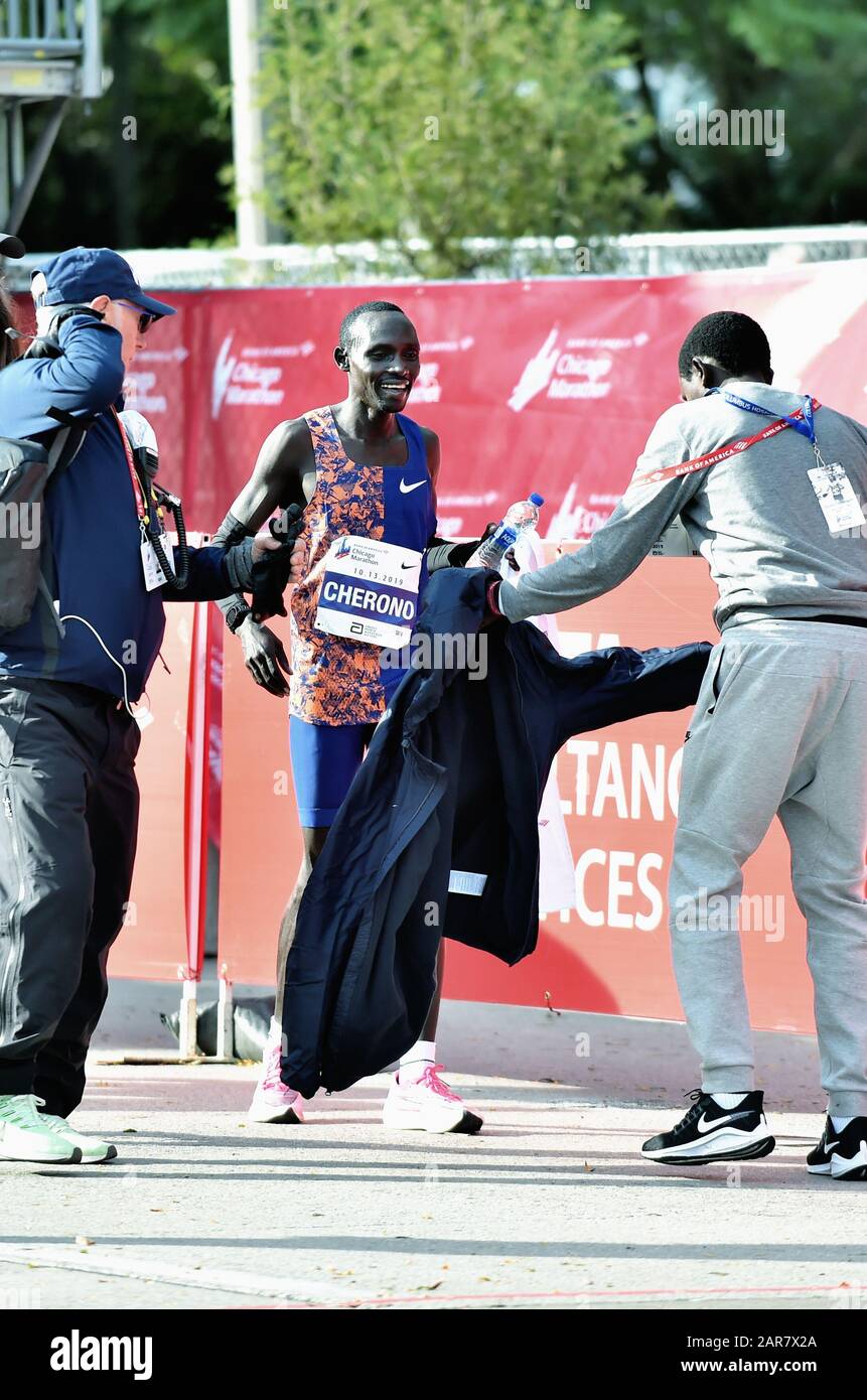 Chicago, Illinois, Stati Uniti. Lawrence Cherono del Kenya, che aveva appena vinto la Chicago Marathon del 2019 salutandosi, si è congratulato con il traguardo. Foto Stock