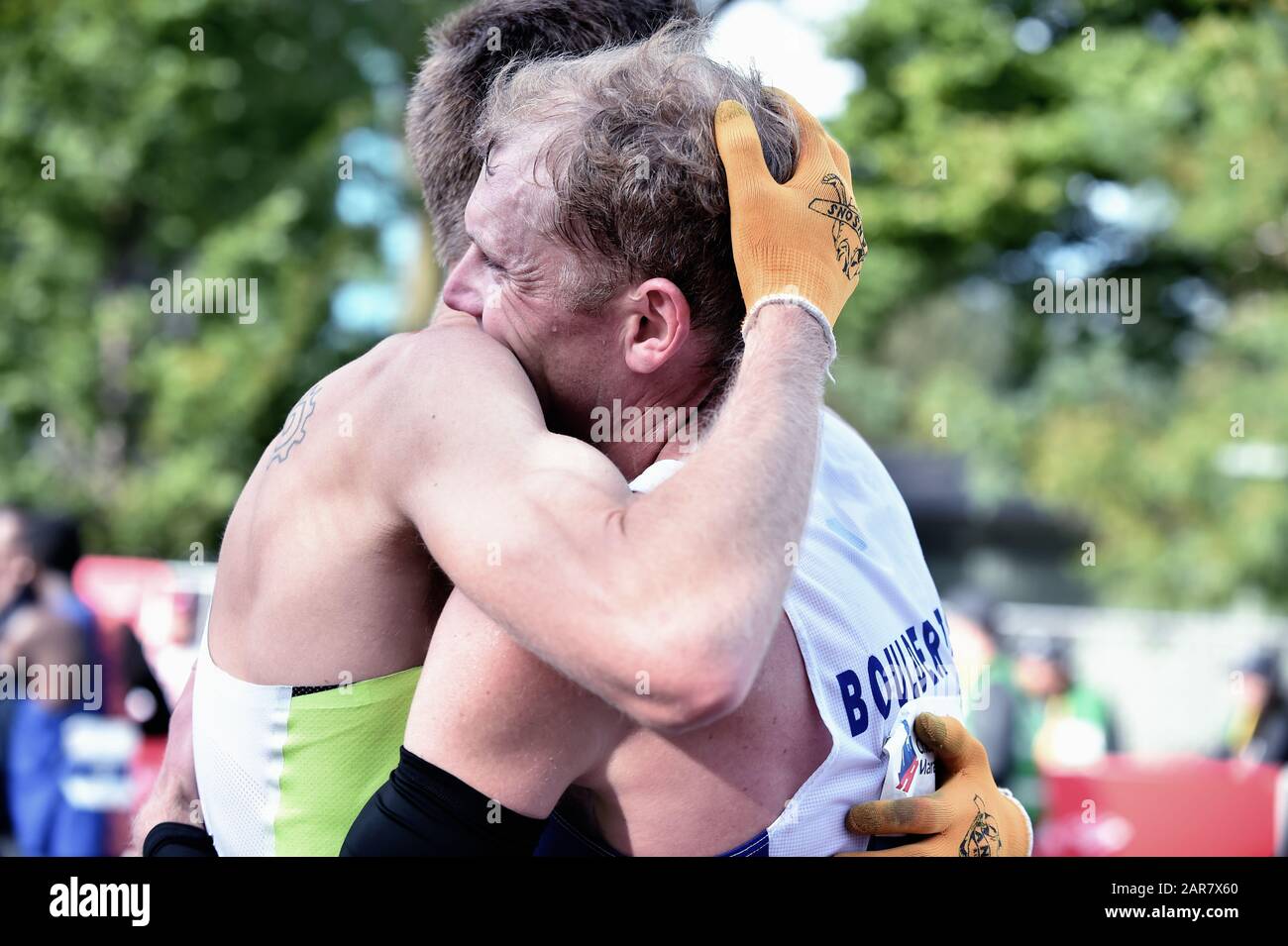 Chicago, Illinois, Stati Uniti. Brendan Greg, a sinistra, e Jacob Riley, entrambi gli Stati Uniti abbracciano appena oltre il traguardo alla Chicago Marathon del 2019 Foto Stock