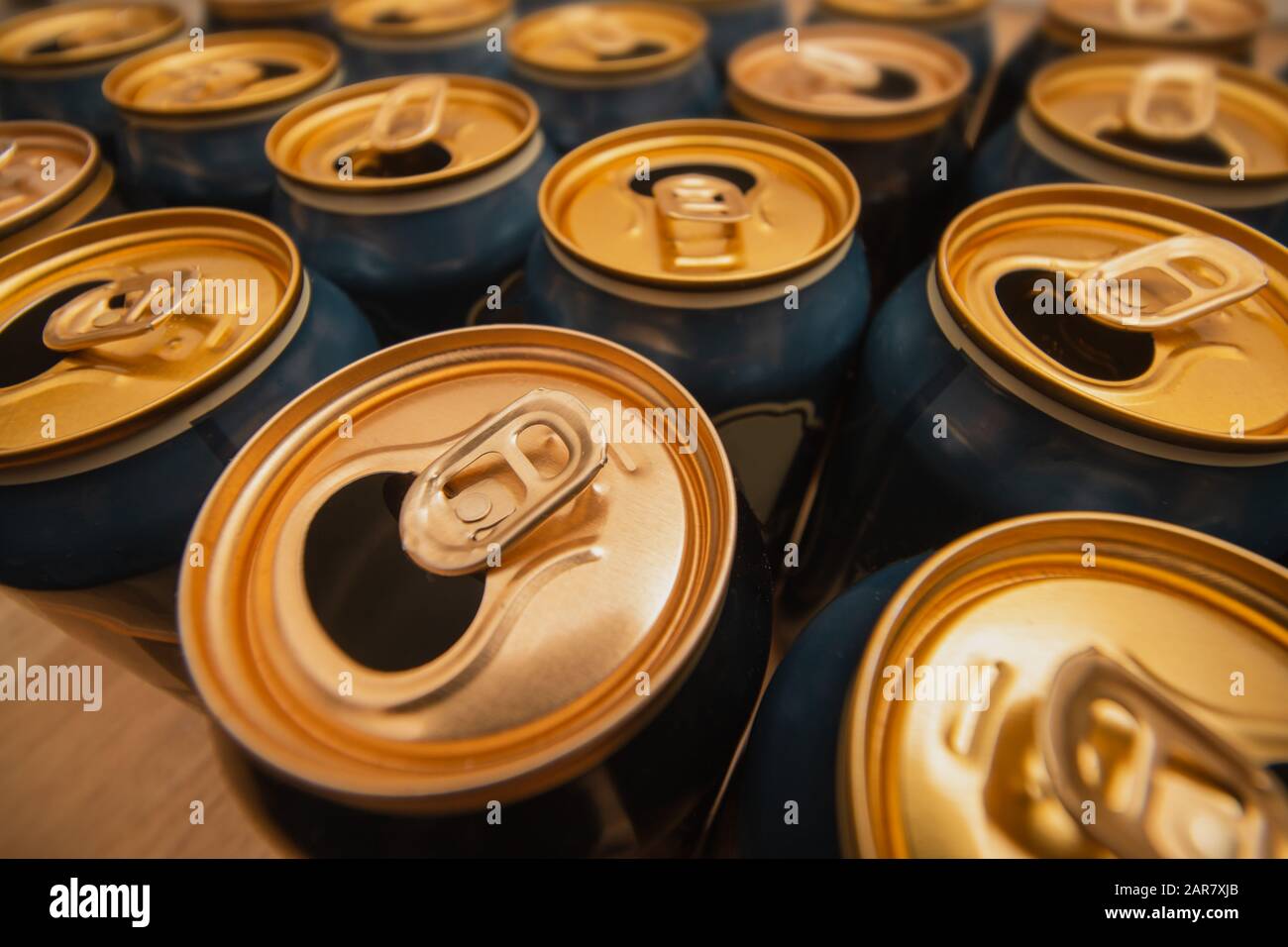 Aprire la lattina di birra immagini e fotografie stock ad alta risoluzione  - Alamy