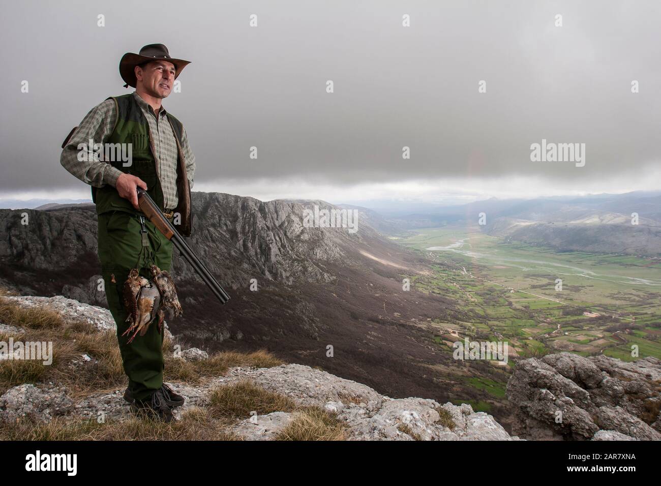 Hunter Aleksandar Kundacina dal villaggio di Berkovici vicino alla più meridionale città della Bosnia-Erzegovina di Trebinje sorge sulla cima della montagna Trusi Foto Stock