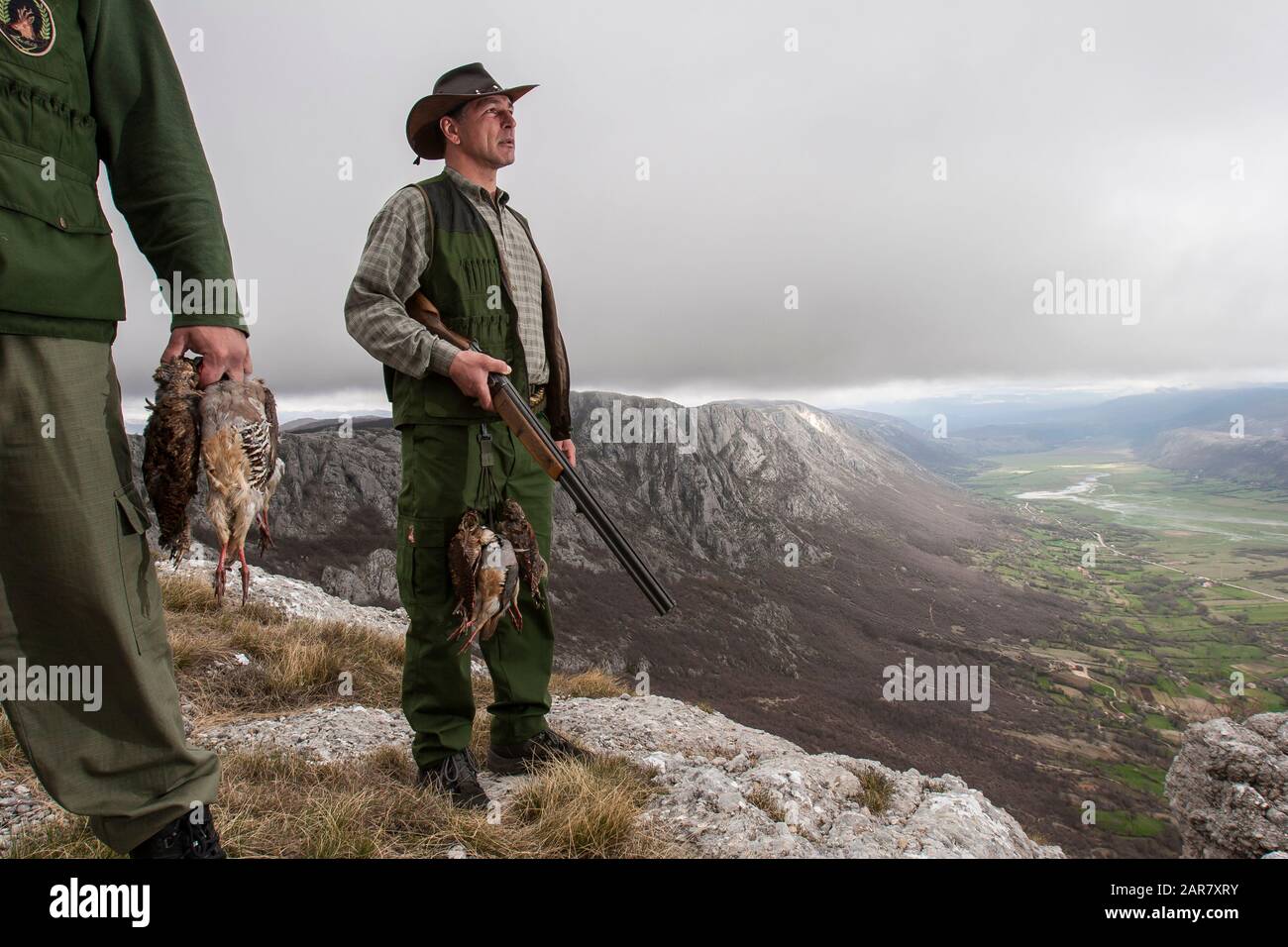 Hunter Aleksandar Kundacina dal villaggio di Berkovici vicino alla più meridionale città della Bosnia-Erzegovina di Trebinje sorge sulla cima della montagna Trusi Foto Stock
