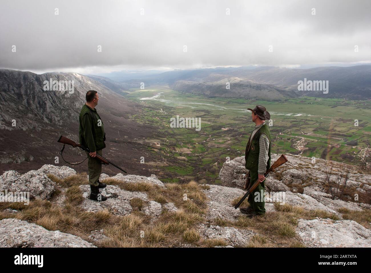 Hunter Aleksandar Kundacina dal villaggio di Berkovici vicino alla più meridionale città della Bosnia-Erzegovina di Trebinje sorge sulla cima della montagna Trusi Foto Stock
