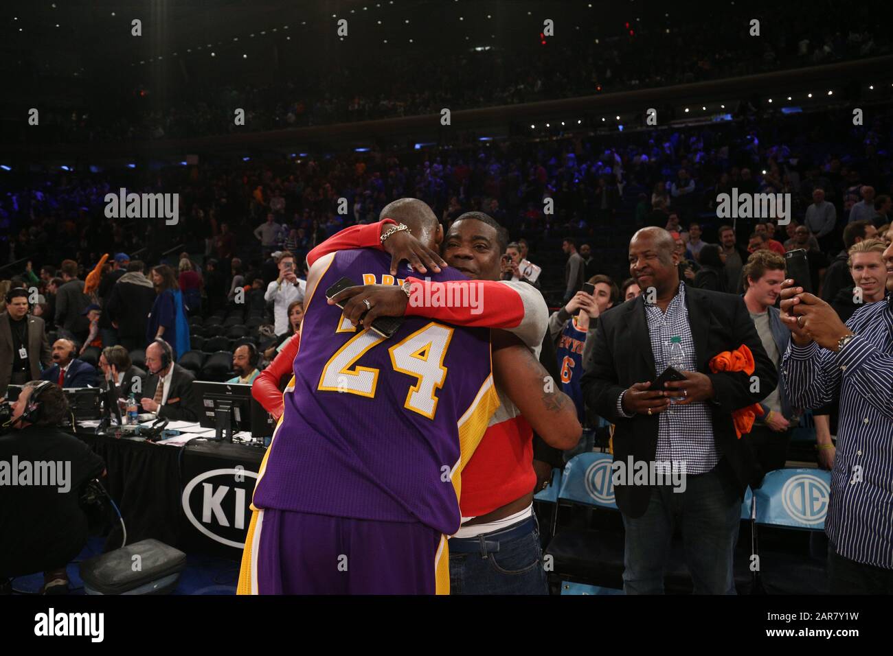 FILE: 27 gennaio 2020. Lakers Star Kobe Bryant tra 5 morti in elicottero crash nella California del Sud. Foto scattata: Manhattan, Stati Uniti d'America. 8 novembre 2015. NEW YORK, NY - 08 NOVEMBRE: (Embarged fino al 10 novembre 2015) Magic Johnson, Tracy Morgan con moglie Megan Wollover sedersi con Michael K. Williams e il direttore Spike Lee al gioco New York Knicks vs Los Angeles Lakers al Madison Square Garden il 8 novembre 2015 a New York City. People: Tracy Morgan, Kobe Bryant Transmission Ref: MNC10 Foto Stock