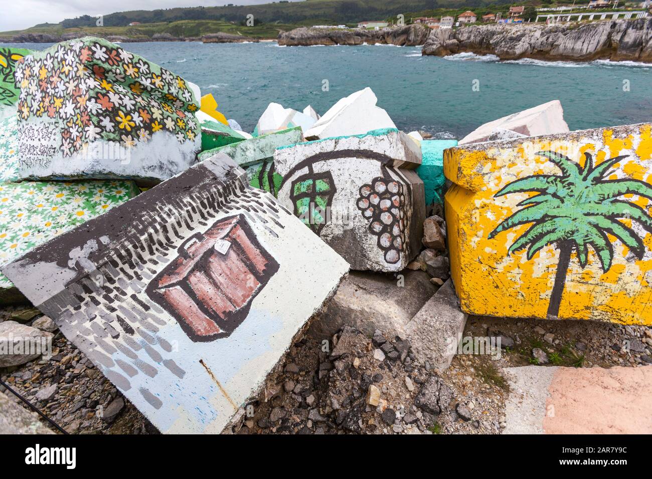 Bagaglio dipinto a Los Cubos de la memoria, I Cubi di memoria, da Agustín Ibarrolla nel porto di Llanes, Asturias, Spagna Foto Stock