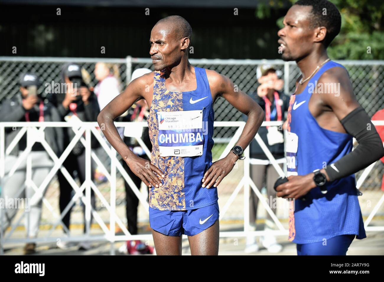 Chicago, Illinois, Stati Uniti. Dickson Chumba del Kenya guardando indietro alla linea di arrivo che aveva appena attraversato alla Maratona di Chicago del 2019. Foto Stock
