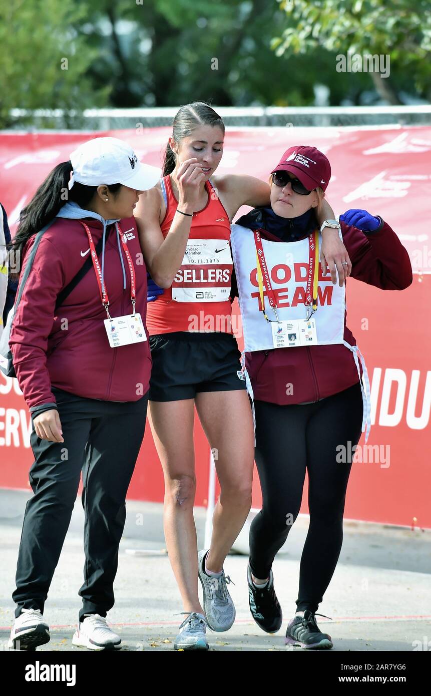 Chicago, Illinois, Stati Uniti. Anche i corridori d'élite possono essere influenzati in modo significativo da un corso di maratona estenuante ed esigente. Foto Stock