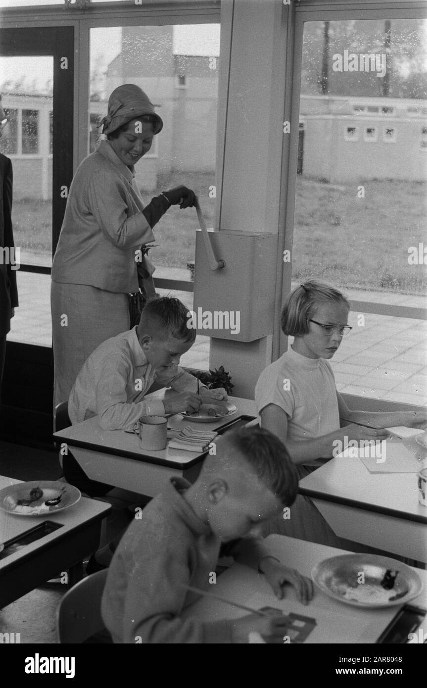La principessa Beatrix apre la scuola a Leeuwarden. Princess Beatrix volta tetto aperto Data: 14 Settembre 1961 Località: Friesland, Leeuwarden Parole Chiave: Tetti, aperture, scuole Nome personale: Beatrix, principessa Foto Stock