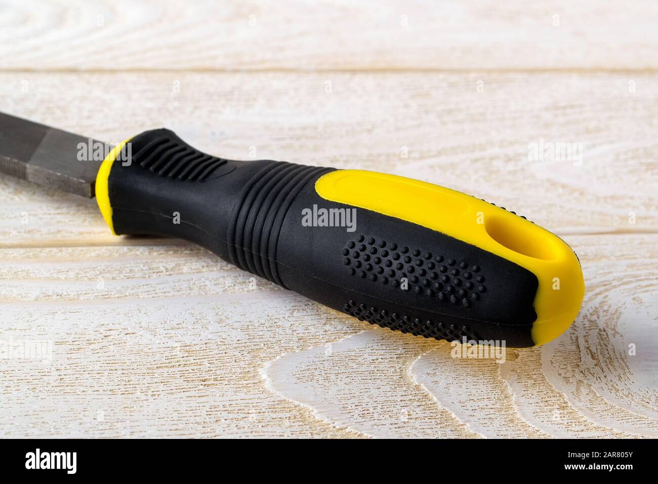 Impugnatura raspa con rivestimento che elimina lo slittamento dell'utensile nelle mani. Impugnatura in gomma di utensile per la lavorazione di legno e metalli. Foto Stock