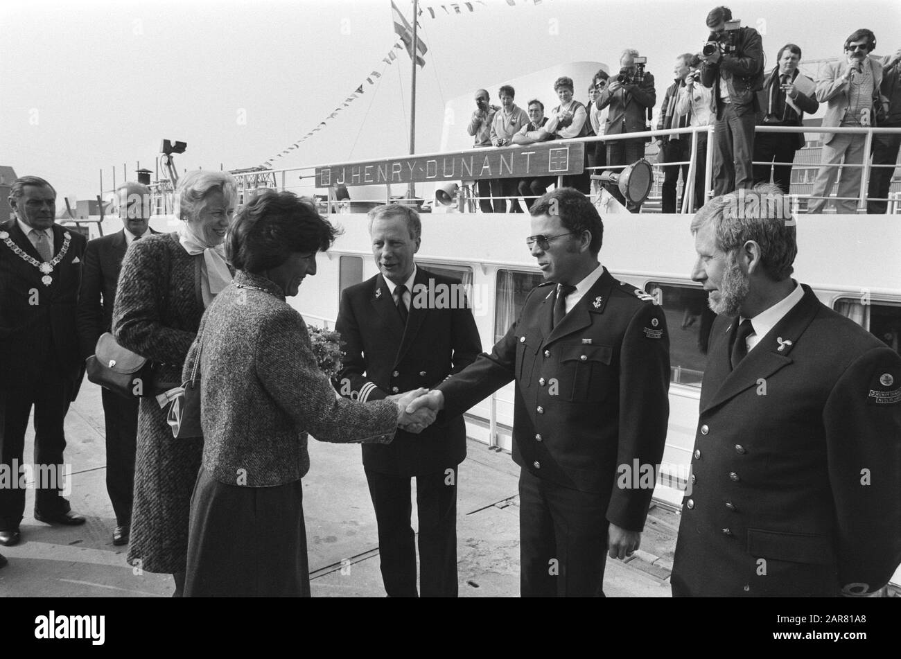 La principessa Margriet consegna i pazienti di nave di festa del simbolo commemorativo della Croce Rossa (Chiesa del Cavaliere) la principessa Margriet al D.J. Henri Dunant Data: 10 marzo 1986 luogo: Ridderkerk, South-Holland Parole Chiave: Shaking hands, principesse, navi, dipendenti Nome personale: Margriet (princess Netherlands) Foto Stock