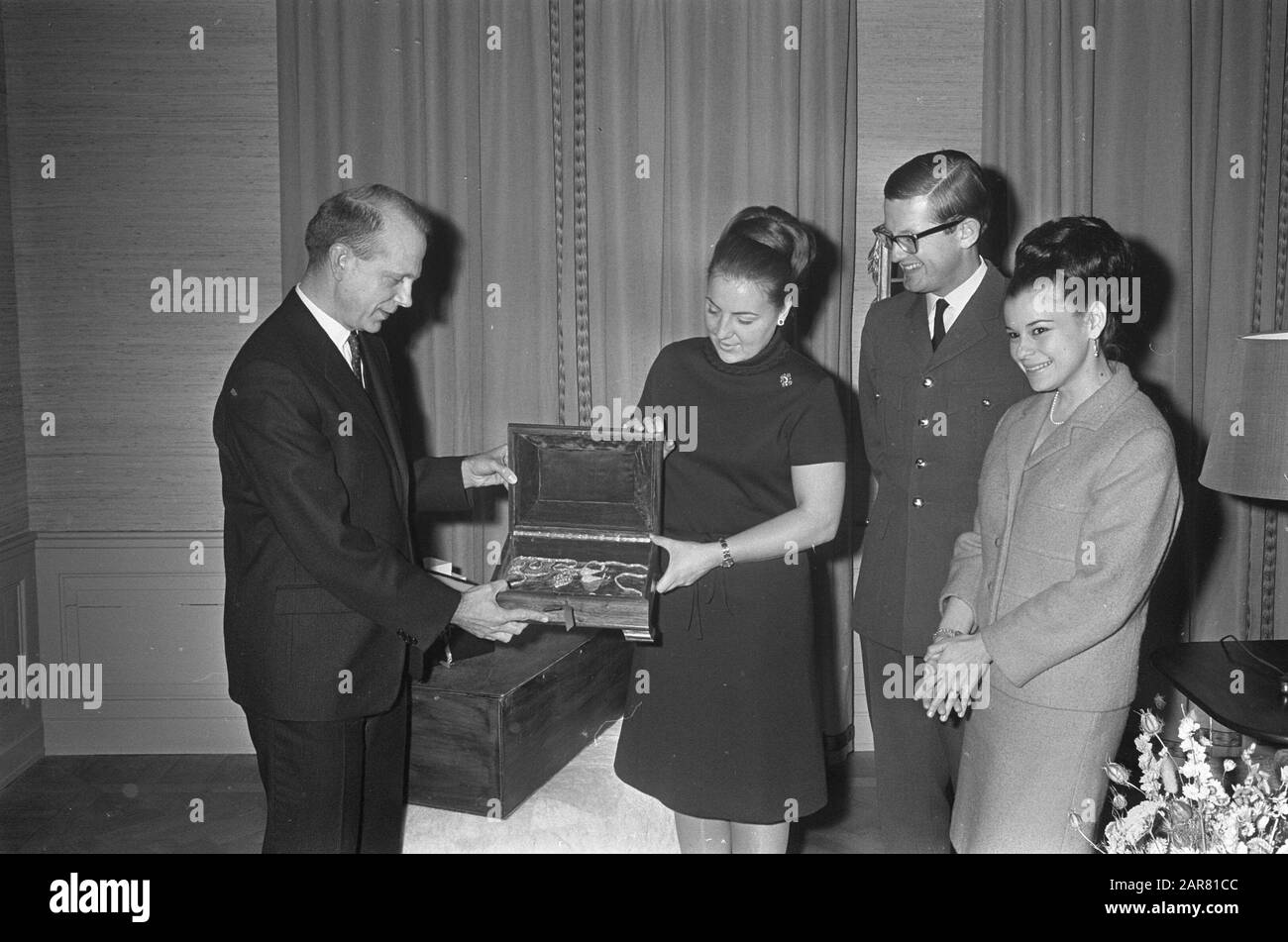 La Principessa Margriet e il Sig. Pieter van Vollenhoven hanno il vice ministro delle Antille Olandesi, P.L. de Haseth e mej. Karin Jonckheer, figlia del primo ministro delle Antille olandesi, ha ricevuto nel Loo ad Apeldoorn. Durante questo ricevimento, la coppia è stata consegnata il regalo di nozze delle Antille. Da sinistra a destra: Sig. De Hase, Principessa Margriet, sig. Van Vollenhoven, mej. Jonckheer e parte del dono. Data: 11 aprile 1967 luogo: Apeldoorn Parole Chiave: Regali, ricevute Nome personale: Haseth, P.H. de, Jonckheer, Karin, Margriet (principessa Olanda), Vollenhoven, Pie Foto Stock