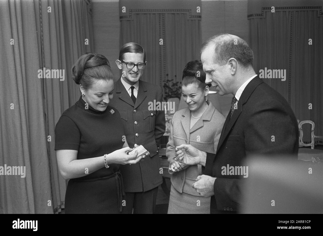 La Principessa Margriet e il Sig. Pieter van Vollenhoven hanno il vice ministro delle Antille Olandesi, P.L. de Haseth e mej. Karin Jonckheer, figlia del primo ministro delle Antille olandesi, ha ricevuto nel Loo ad Apeldoorn. Durante questo ricevimento, la coppia è stata consegnata il regalo di nozze delle Antille. Da sinistra a destra: Princess Margriet, mr. Van Vollenhoven, mej. Jonckheer e De Haseth fanno parte del dono. Data: 11 aprile 1967 luogo: Apeldoorn Parole Chiave: Regali, ricevute Nome personale: Haseth, P.H. de, Jonckheer, Karin, Margriet (princess Netherlands), Vollenhoven Foto Stock