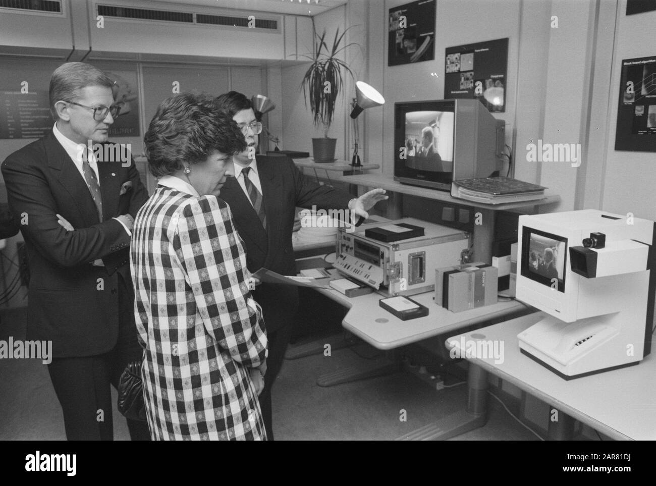 Principessa Margriet e signor. Pieter van Vollenhoven visita laboratorio PTT; per videotelefono Data: 10 dicembre 1987 Parole Chiave: Visite, laboratori Nome personale: Margriet, princess, Vollenhoven , Pieter of Institutionname: PTT Foto Stock
