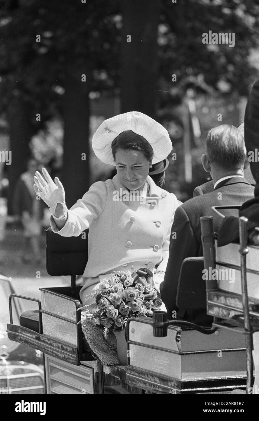 Principessa Margriet visita De Steeg Principessa Margriet in un carro aperto durante un tour Data: 15 giugno 1967 Località: De Steeg, Gelderland Parole Chiave: Visite, carrozze, principesse Nome personale: Margriet, principessa Foto Stock