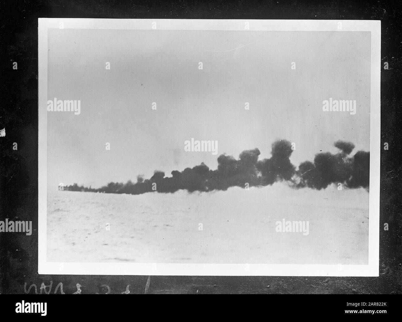 Navy [Navy] Anefo serie London Hr. Sig.Ra Dan. Van Ghent, incendiato dal proprio equipaggio dopo aver camminato su una barriera corallina Annotazione: Durante lo scoppio della seconda guerra mondiale, il Van Ghent era nelle Indie Orientali olandesi. Il 3 febbraio è stato creato un quadro di battitura, di cui faceva parte anche il Van Ghent. Il 4 febbraio 1942, sulla strada per lo stretto di Makassar, questo squadrone fu attaccato nel Mare di Bali a sud dell'Isola di Kangean da una formazione di circa 60 bombardieri giapponesi. L'attacco era rivolto principalmente ai incrociatori americani USS Houston e USS Marblehead e Van Ghent non subì danni. Il 15 febbraio, lo squadrone tr Foto Stock