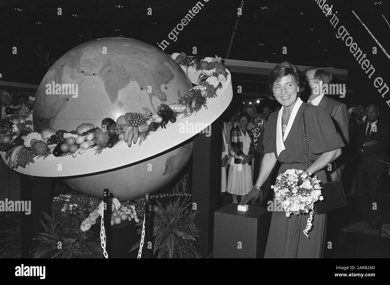 Princess Margriet apre la Fiera per il commercio di patate, frutta e verdura; Princess Margriet al mondo con frutta Data: 23 Settembre 1985 Parole Chiave: Fiere, frutta Nome personale: Margriet, principessa Foto Stock